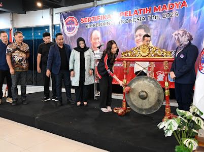 Staf Khusus Menpora Bidang Komunikasi dan Hubungan Internasional, Alia Noorayu Laksono menghadiri pembukaan sertifikasi pelatih level madya tingkat nasional Kickboxing Indonesia di Hotel NAM Center, Jakarta, Jumat (21/6). (foto:istimewa)