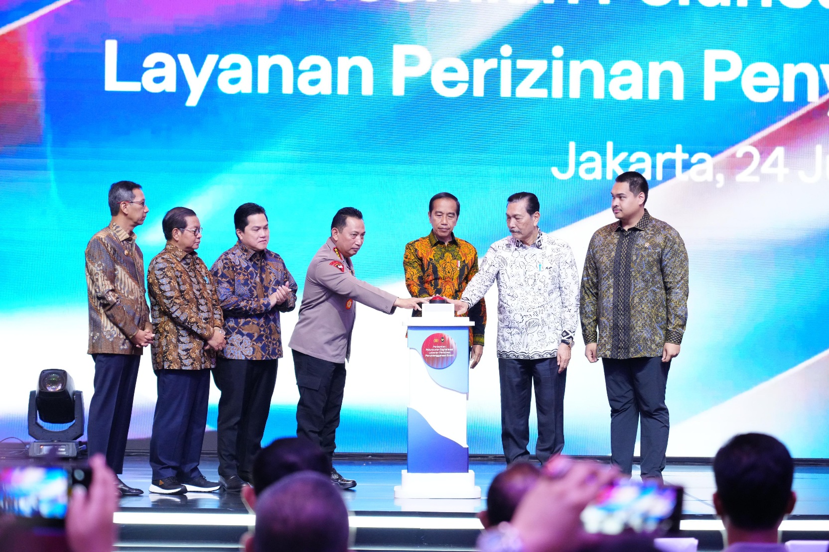 Menteri Pemuda dan Olahraga Republik Indonesia (Menpora RI) Dito Ariotedjo mendampingi Presiden Joko Widodo (Jokowi) meresmikan peluncuran digitalisasi layanan perizinan penyelenggaraan event di The Tribrata Hotel and Convention Center, Jakarta, Senin (24