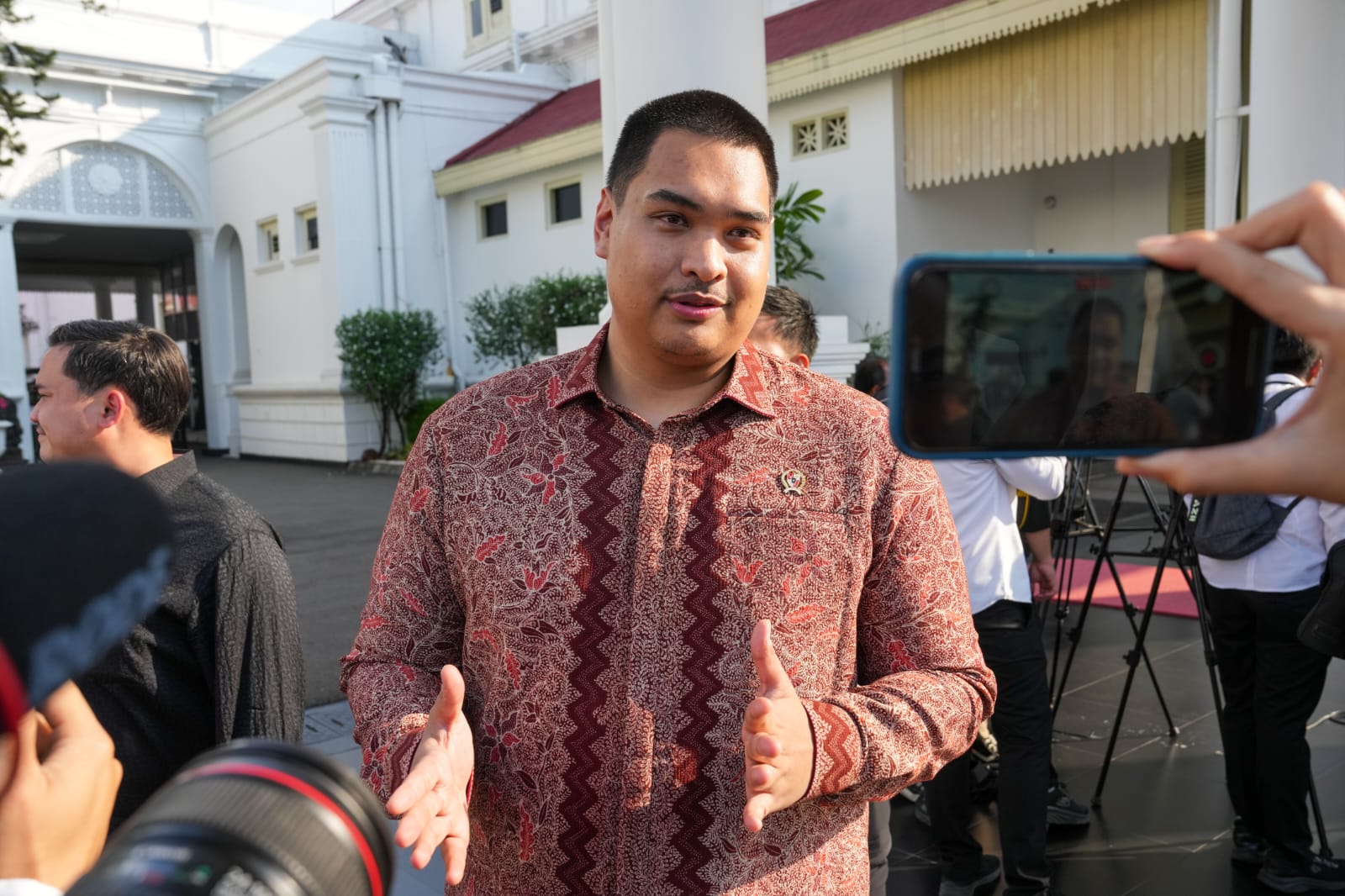 Menteri Pemuda dan Olahraga Republik Indonesia (Menpora RI) Dito Ariotedjo menyampaikan, Indonesia telah meloloskan 29 atletnya ke Olimpiade 2024 Paris. Menpora menyebut jumlah ini merupakan terbanyak selama 20 tahun terakhir, ia berharap sejarah manis ak