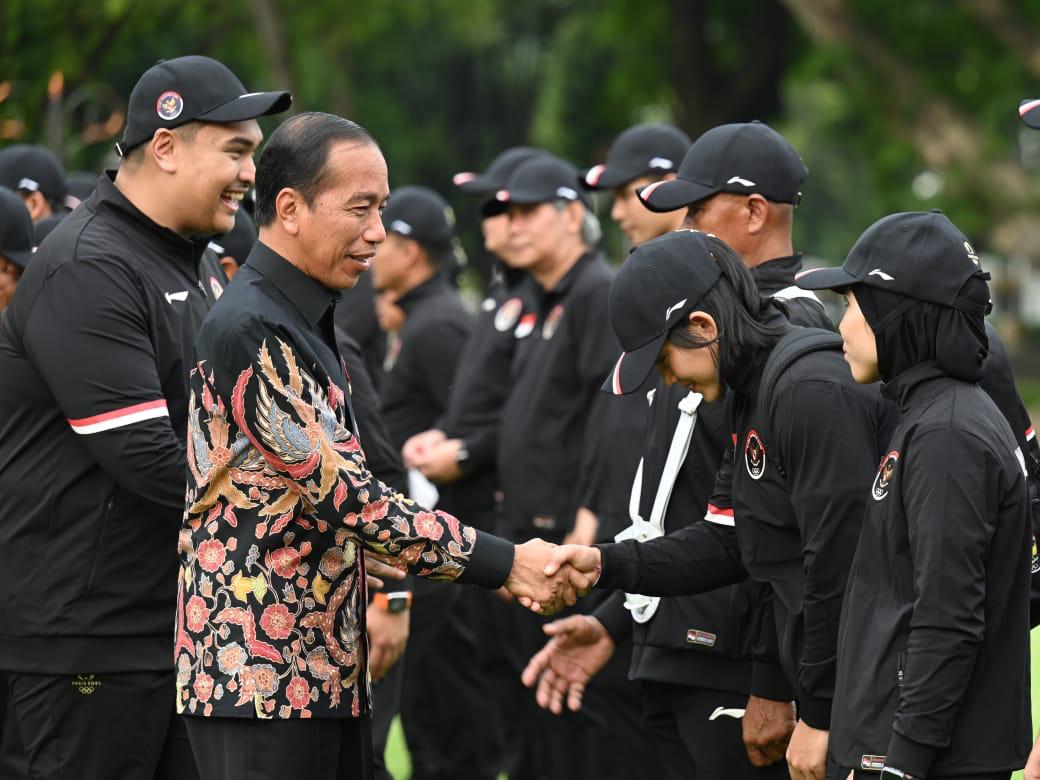 Menteri Pemuda dan Olahraga Republik Indonesia (Menpora RI) Dito Ariotedjo, mendampingi Presiden Joko Widodo (Jokowi) melepas kontingen Indonesia yang akan berlaga di Olimpiade 2024 Paris di Istana Merdeka, Jakarta, Rabu (10/7).(Foto: Muchlis Jr/Biro Pers