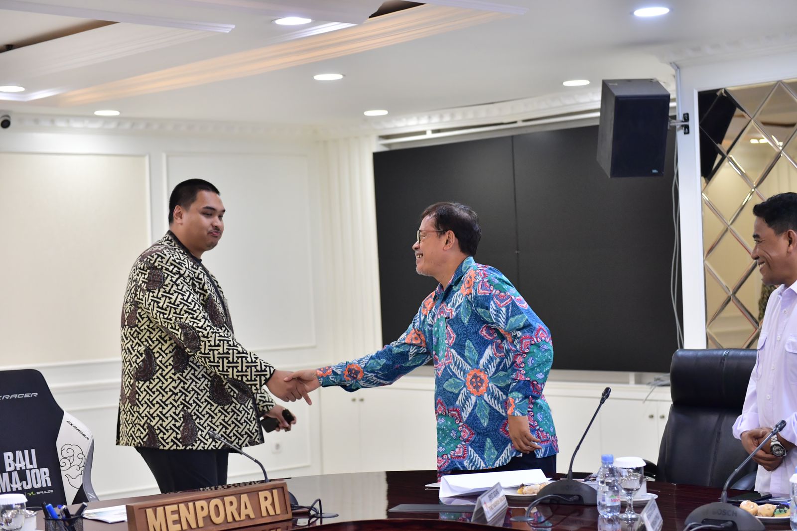 Menteri Pemuda dan Olahraga Republik Indonesia (Menpora RI) Dito Ariotedjo menerima paparan Deputi Pengembangan Pemuda Kemenpora Raden Isnanta mengenai perkembangan koordinasi lintas sektor pelayanan kepemudaan di Kemenpora, Jakarta, Kamis (1/8).(foto:and