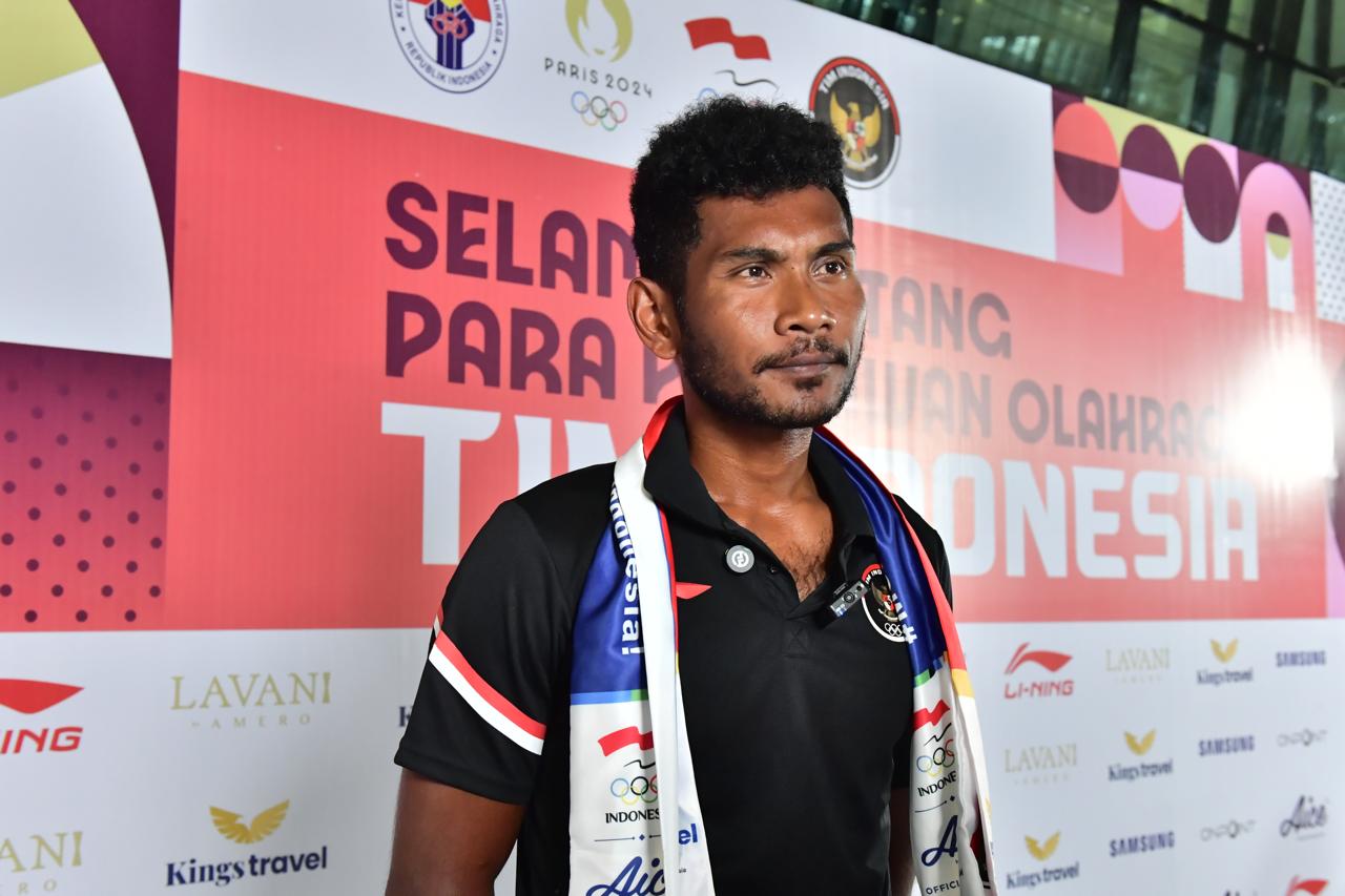  Langkah tegap dengan penuh semangat masih ditunjukkan atlet dayung Indonesia La Memo usai dirinya gagal di Olimpiade 2024 Paris. Pemandangan itu itu terlihat ketika dirinya tiba di Terminal 3 Bandara, Soekarno Hatta, Cengkareng, Senin (5/8) sore. (foto:a