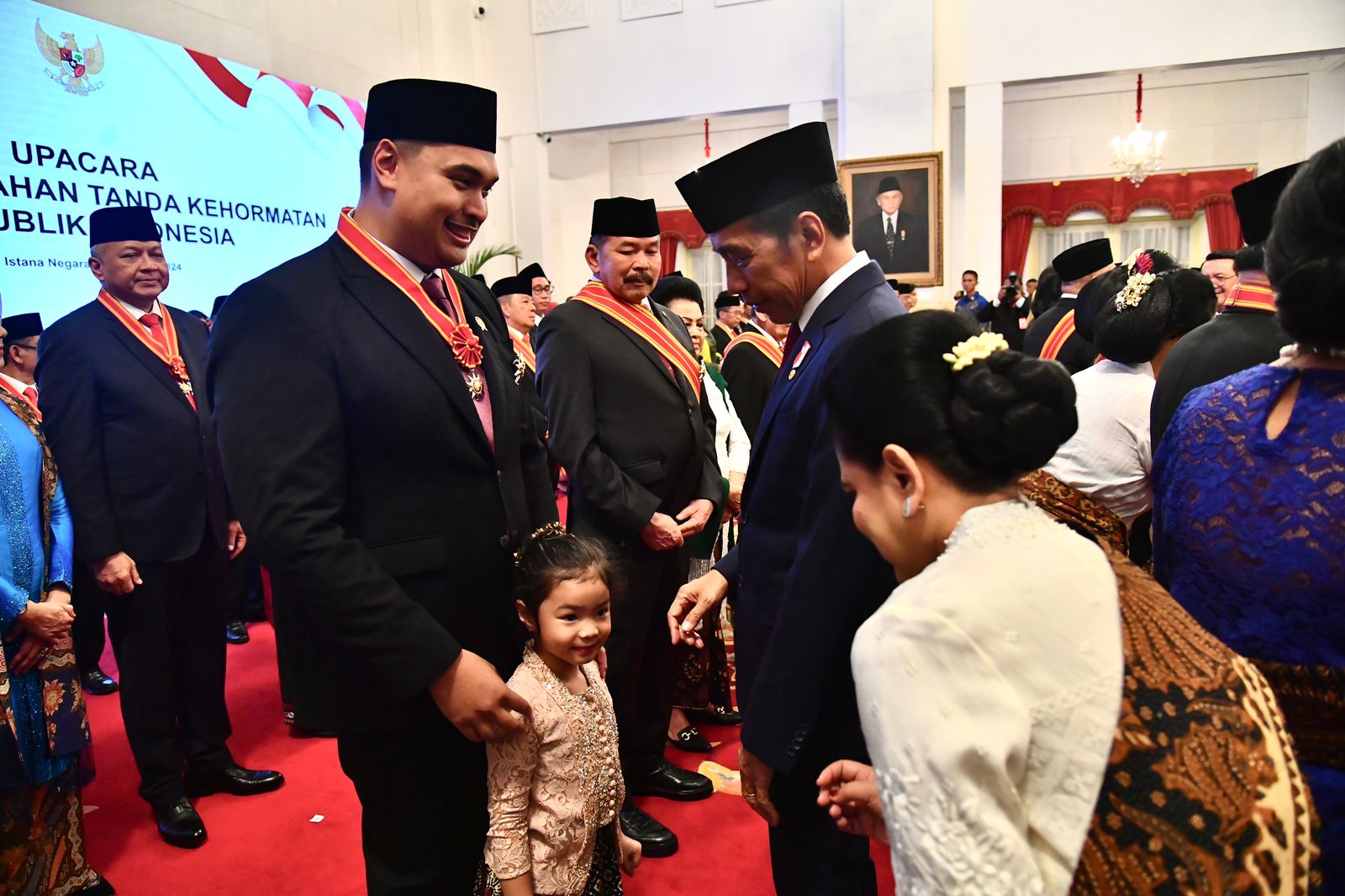 Menteri Pemuda dan Olahraga Republik Indonesia (Menpora RI) Dito Ariotedjo menerima Tanda Kehormatan Bintang Mahaputera Nararya dari Presiden Joko Widodo di Istana Negara, Jakarta, Rabu (14/8). (foto:BPMI)