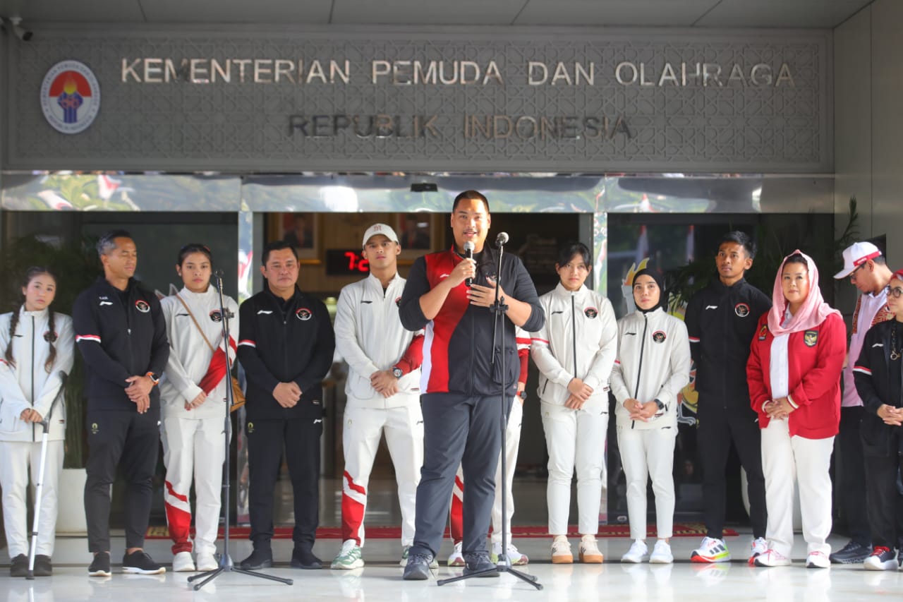 Menteri Pemuda dan Olahraga Republik Indonesia (Menpora RI) Dito Ariotedjo menyampaikan permohonan maaf kepada masyarakat terkait pawai atlet Olimpiade 2024 Paris yang digelar saat hari kerja. Sebab arak-arakan ini menimbulkan kemacetan di sejumlah titik.