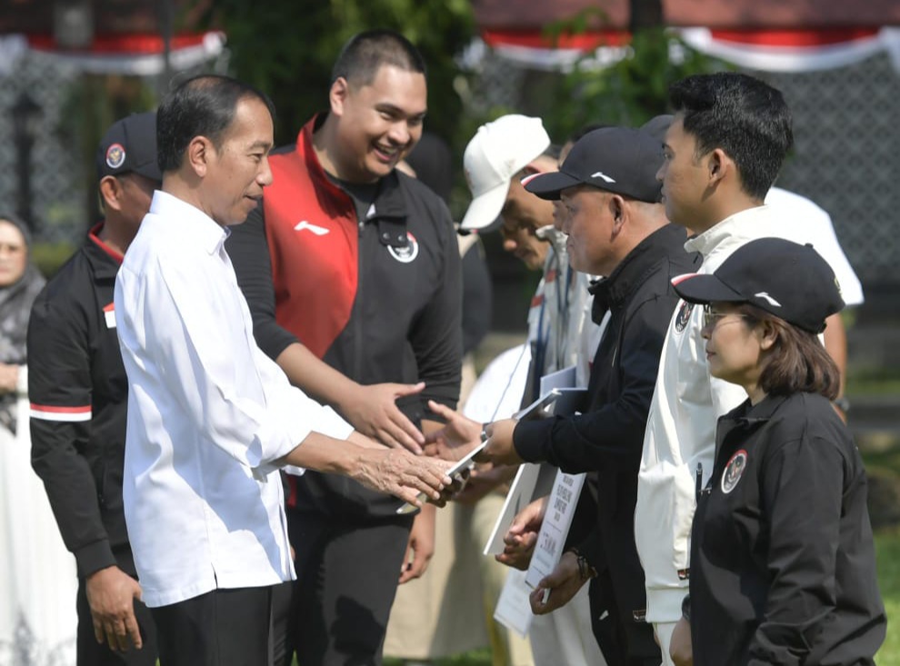 Menteri Pemuda dan Olahraga Republik Indonesia (Menpora RI) Dito Ariotedjo mendampingi Presiden Joko Widodo memberikan bonus kepada atlet peraih medali Olimpiade 2024 Paris di Istana Merdeka, Jakarta, Kamis (15/8) pagi.(foto:bagus/kemenpora.go.id)