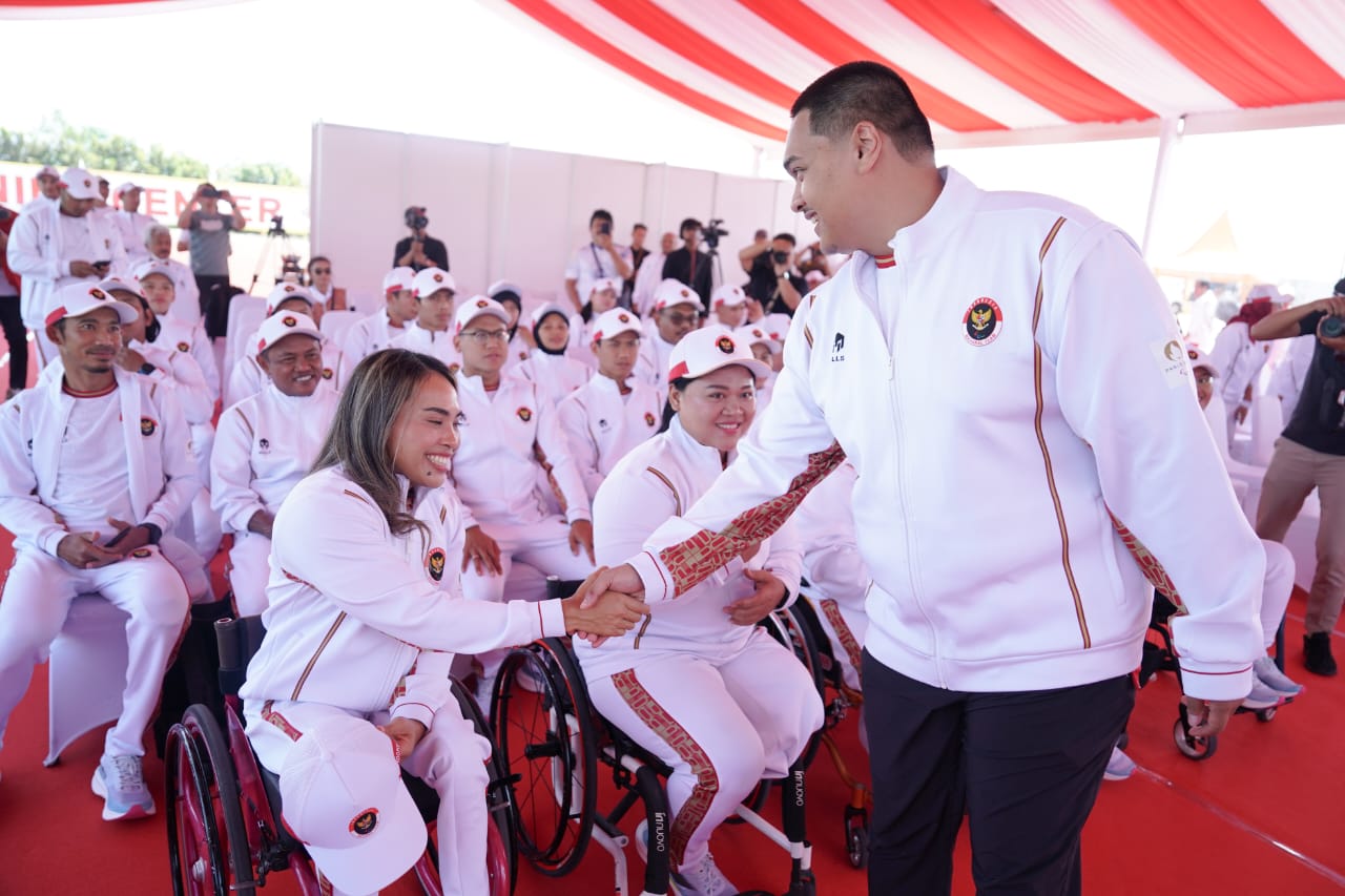Menteri Pemuda dan Olahraga Republik Indonesia (Menpora RI) Dito Ariotedjo, secara resmi mengukuhkan dan melepas Kontingen Indonesia ke Paralimpiade 2024 Paris di Paralympic Training Center Karanganyar, Jawa Tengah, Kamis (15/8) siang.(foto:egan/kemenpora