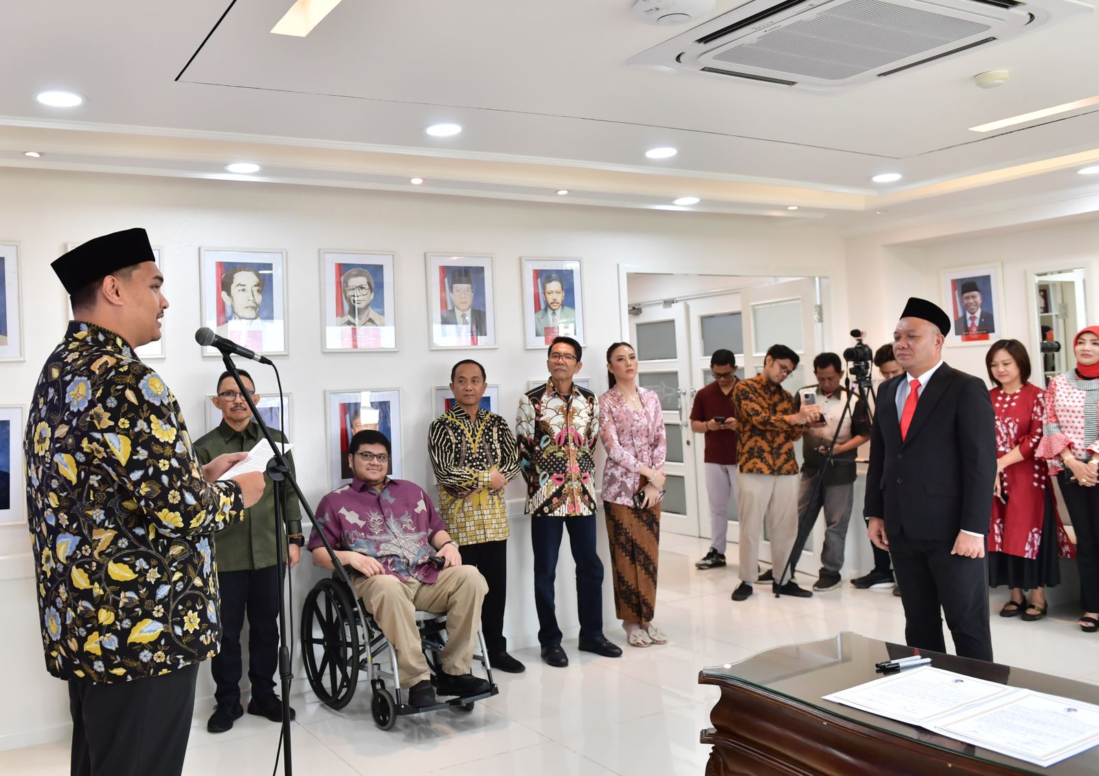 Menteri Pemuda dan Olahraga Republik Indonesia (Menpora RI), Dito Ariotedjo, secara resmi melantik Ferry Yuniarto Kono sebagai Direktur Lembaga Pengelola Dana dan Usaha Keolahragaan (LPDUK) pada hari Jumat, (16/8). (foto:andre/kemenpora.go.id)