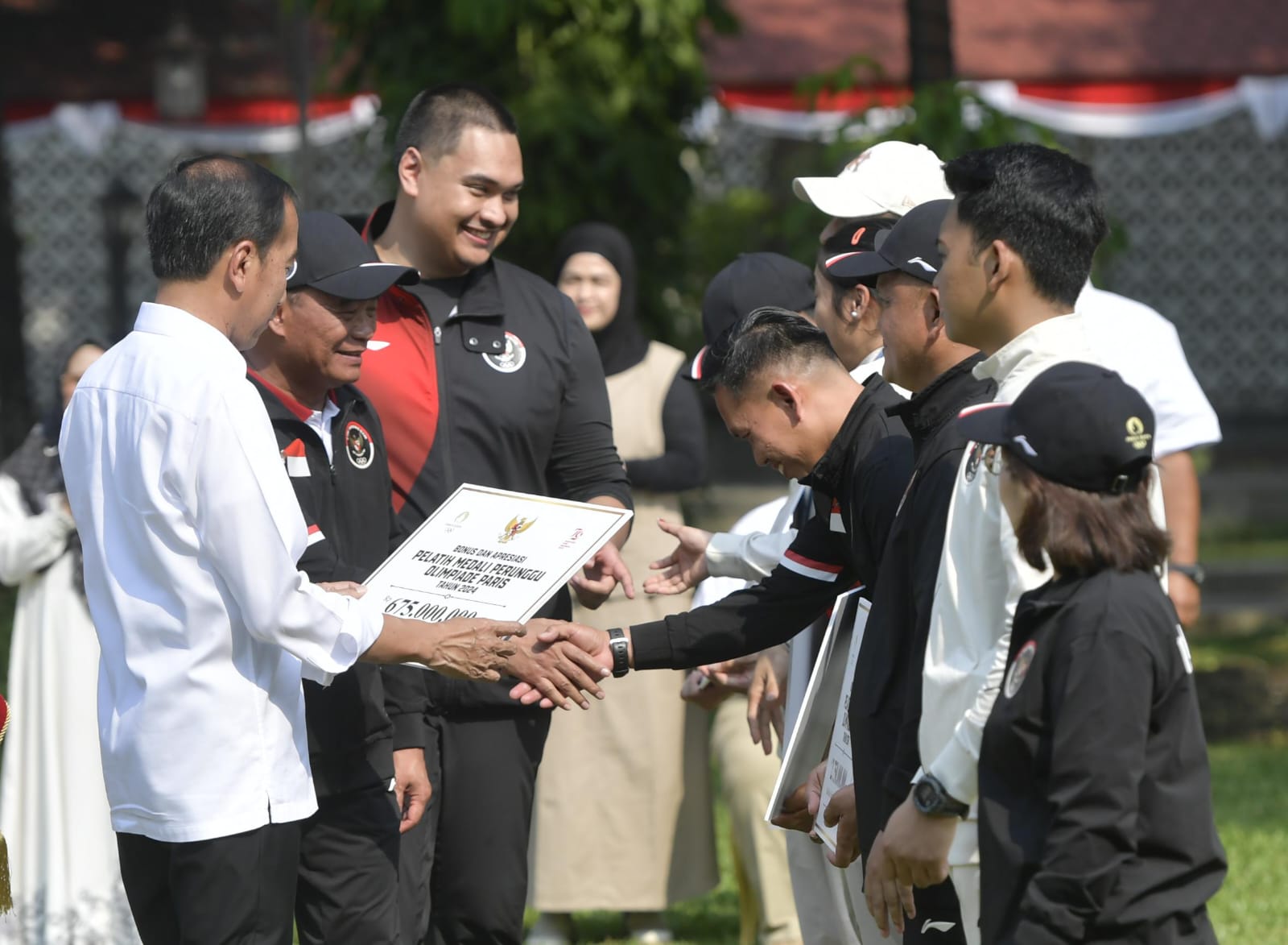 Menpora Dito Dampingi Presiden Joko Widodo Serahkan Bonus Atlet Olimpiade 2024