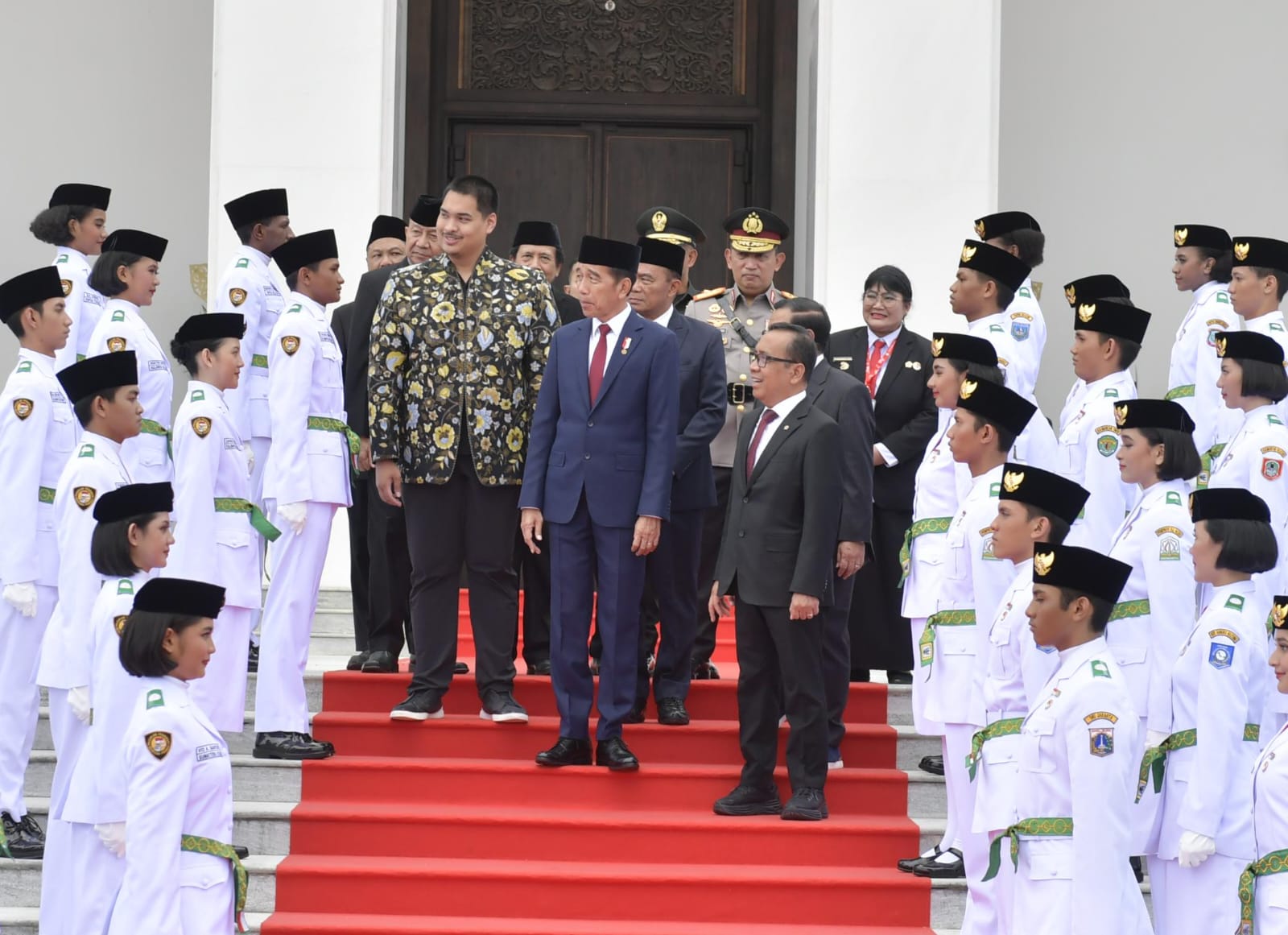 Menpora Dito Dampingi Presiden Joko Widodo Kukuhkan Anggota Paskibraka di IKN