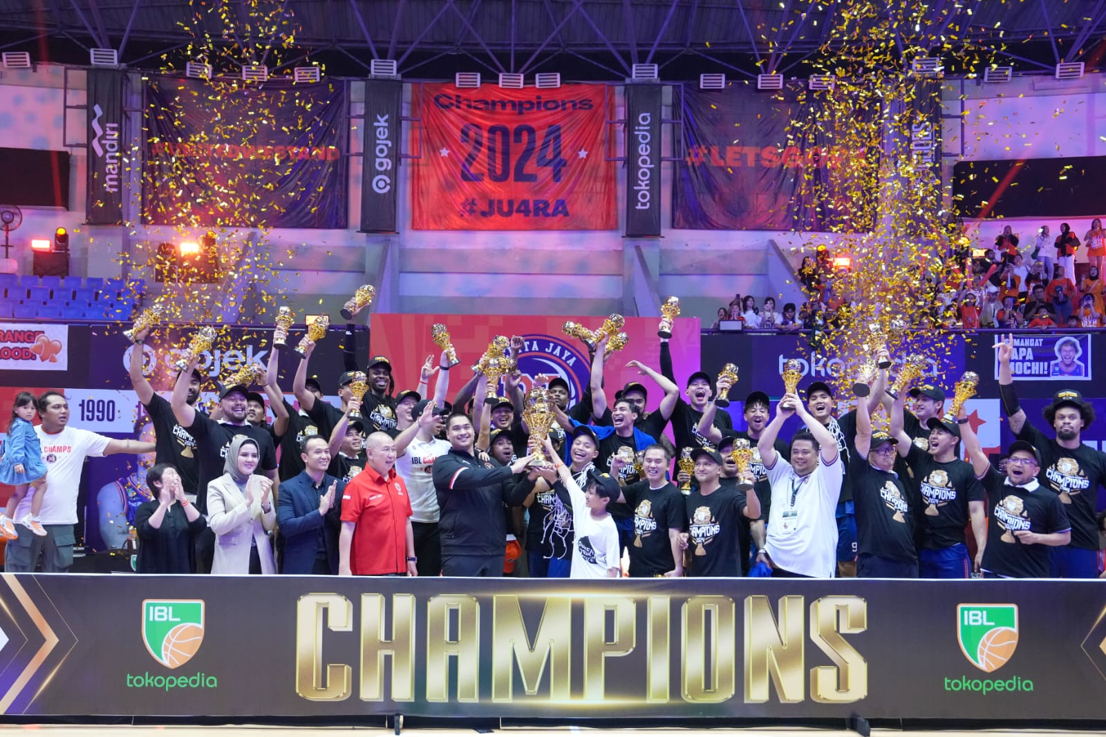 Menpora Dito Serahkan Trofi Juara IBL 2024 Kepada Pelita Jaya Jakarta