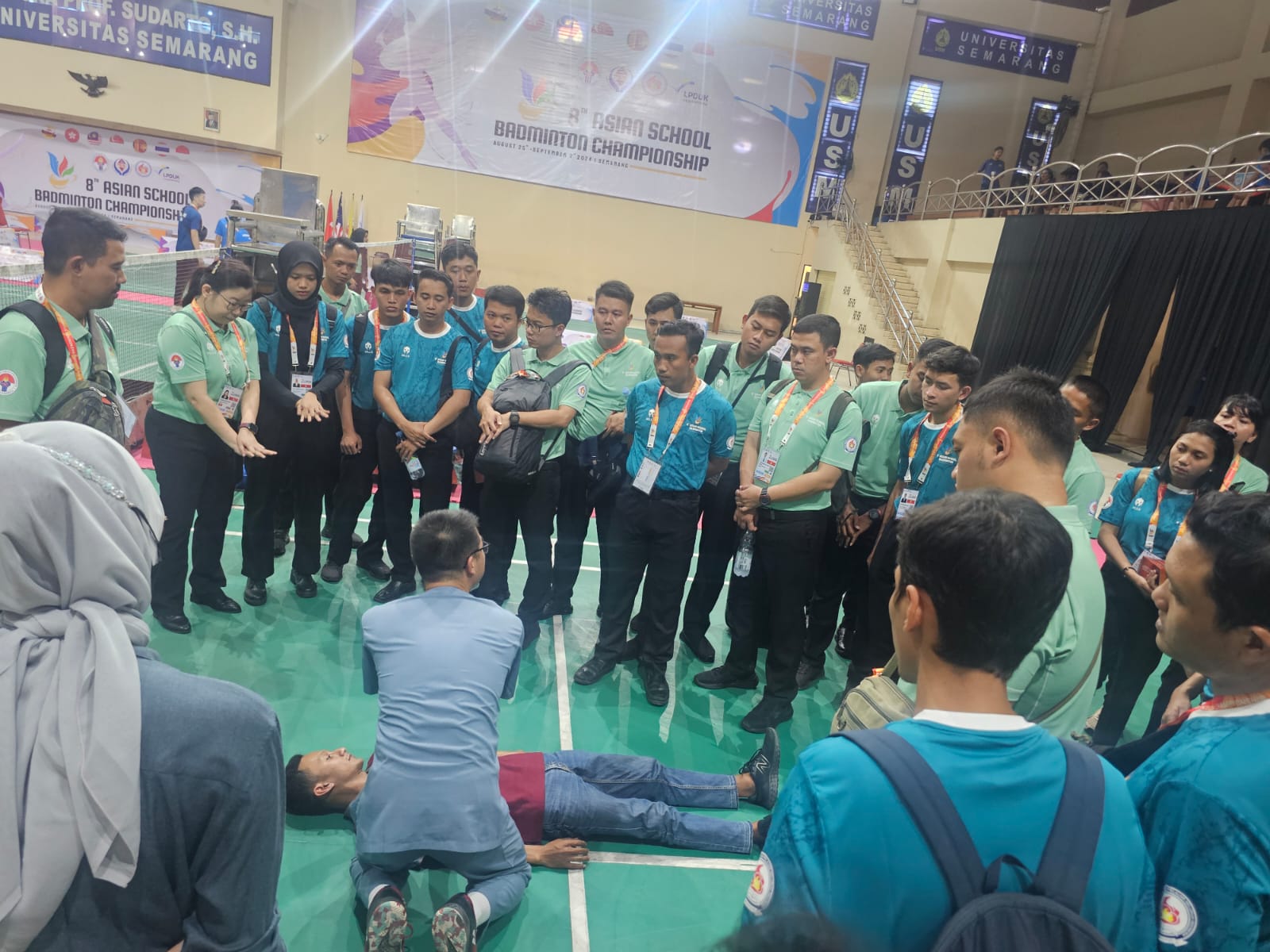 Tragedi yang menimpa pemain muda bulutangkis asal China, Zhang Zhi Jie, yang meninggal dunia akibat henti jantung di Kejuaraan Bulutangkis Junior Asia 2024 lalu menjadi perhatian serius di ajang Asian School Badminton Championship (ASBC) 2024. (foto:wury/
