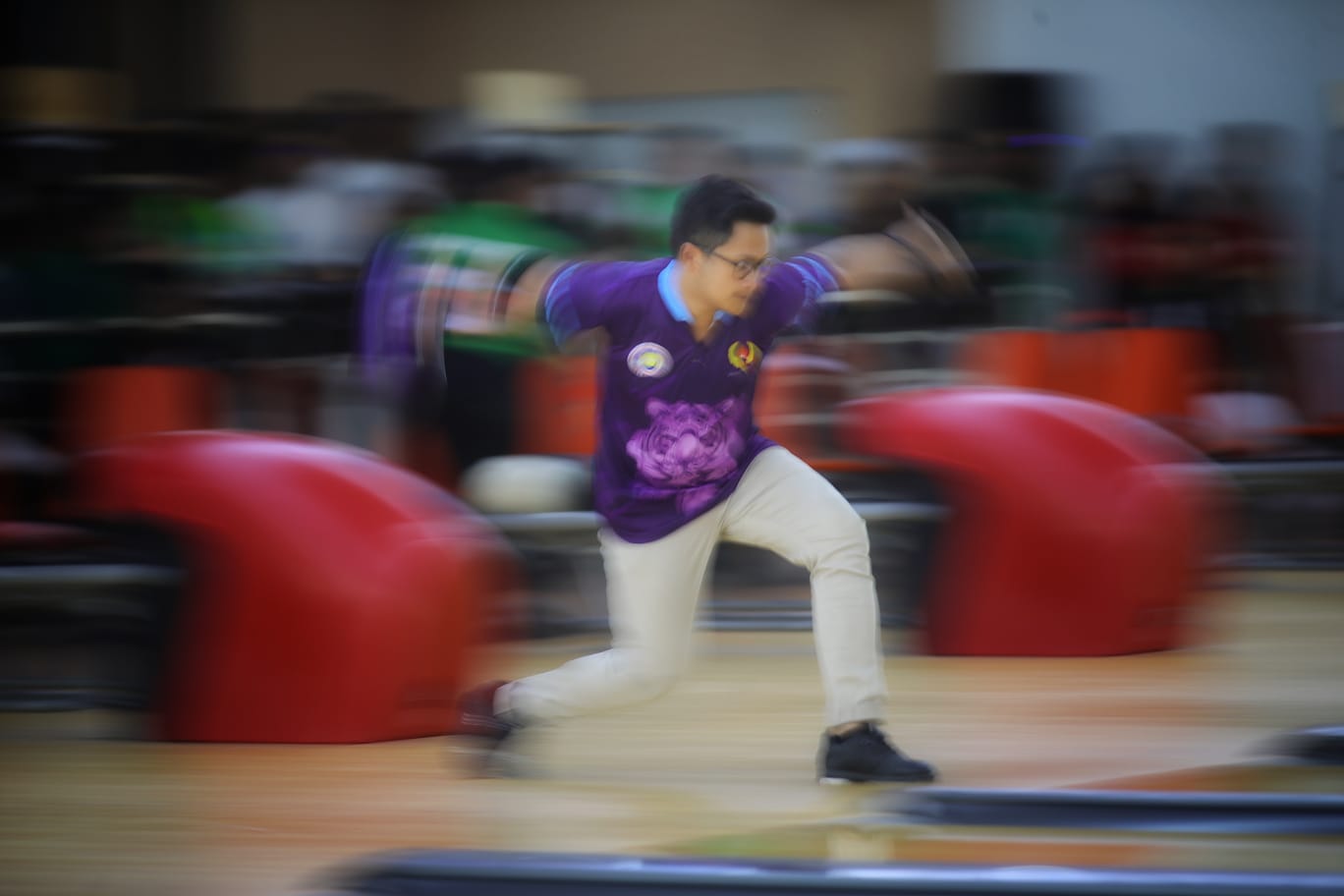 Adhiguna Widiantoro peboling dari tim Jawa Barat berhasil meraih medali emas usai mengalahkan pesaingnya Yeri Ramadona perwakilan Jakarta pada final tunggal putra cabor Boling, Pekan Olahraga Nasional (PON) XXI/2024 Aceh-Sumut yang digelar di GOR Boling H