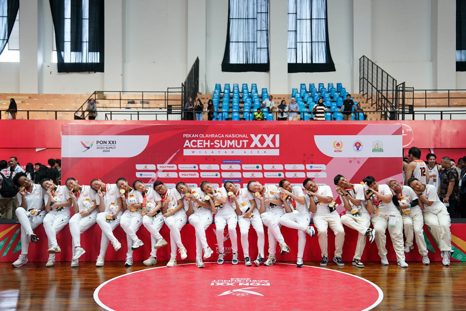 Tim basket putri DKI Jakarta mencatatkan kemenangan gemilang dengan meraih medali emas setelah mengalahkan Jawa Timur dengan skor 77-56 dalam laga final bola basket 5x5 Pekan Olahraga Nasional (PON) XXI Aceh Sumut 2024.(foto:egan/kemenpora.go.id) 