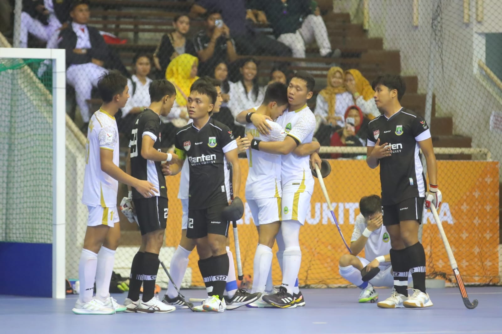 Tim hockey indoor putra dan putri Jawa Barat  tampil perkasa pada laga final cabang olahraga hockey indoor. Mereka mencapai target dengan sukses meraih medali emas di sektor beregu putra dan putri PON XXI/2024 Aceh-Sumut, di lapangan hockey indoor Gedung 