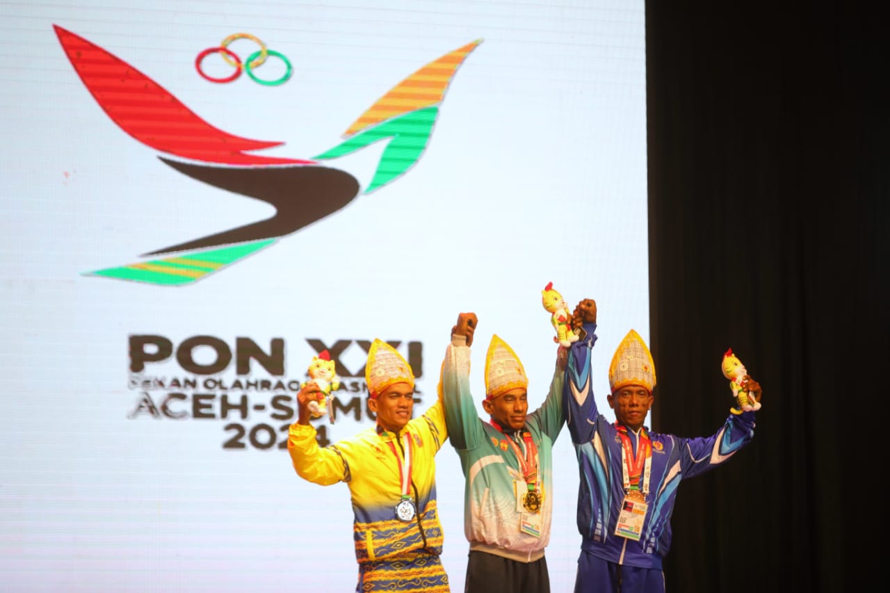 Atlet binaraga Sumatera Barat Muswar Iwan (tengah) tampil memukau sehingga kembali mampu menyumbangkan medali emas untuk Sumatera Barat dari cabang olahraga binaraga Pekan Olahraga Nasional (PON) XXI/2024 Aceh-Sumatera Utara (Sumut).(foto:herry/kemenpora.