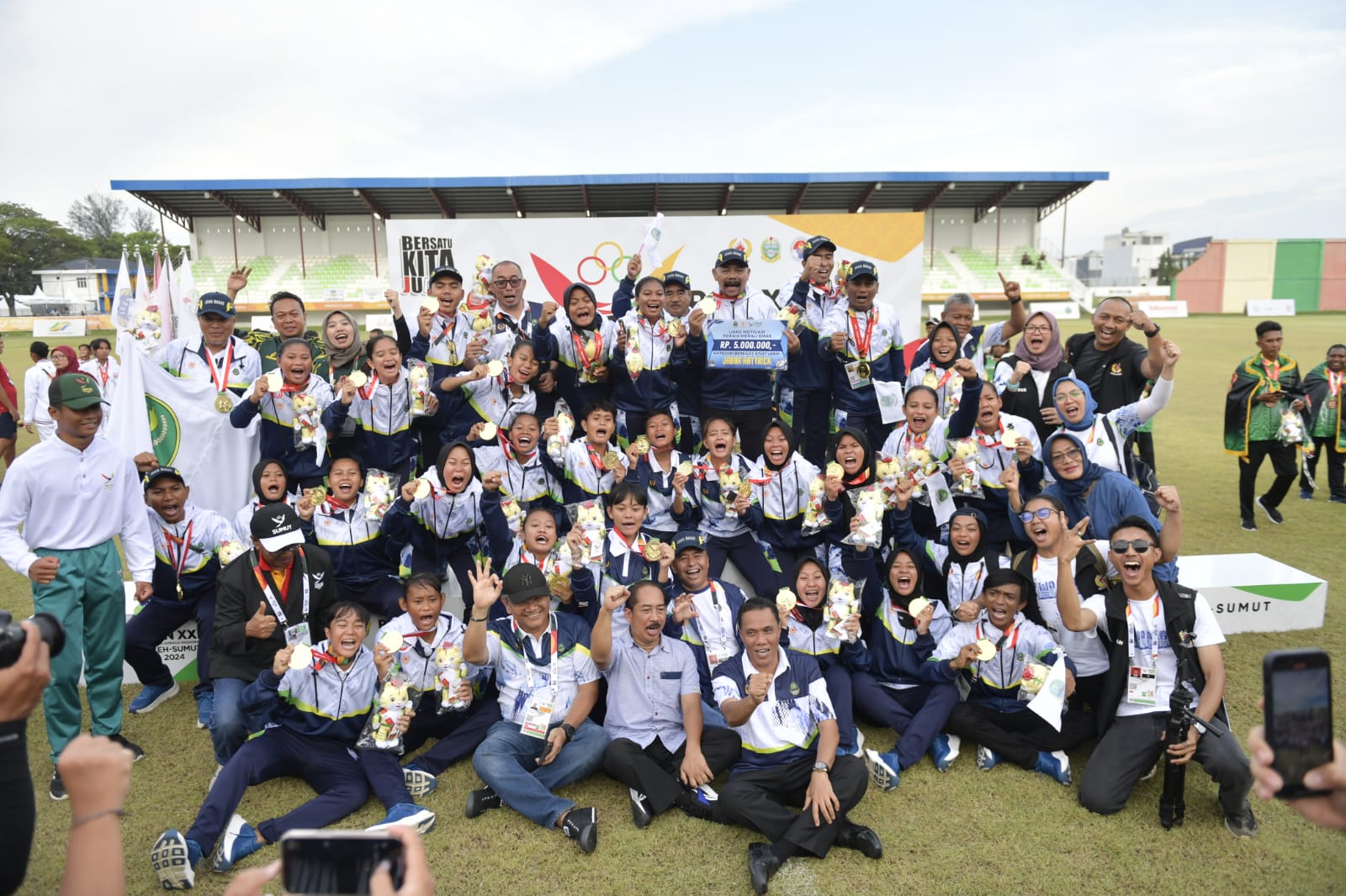 Tim Jawa Barat berhasil meraih medali emas cabang olahraga sepak bola putri Pekan Olahraga Nasional (PON) XXI/2024 Aceh-Sumatera Utara. Capaian ini didapat setelah mereka mengalahkan Jakarta dengan skor 3-0.(foto:bagus/kemenpora.go.id)