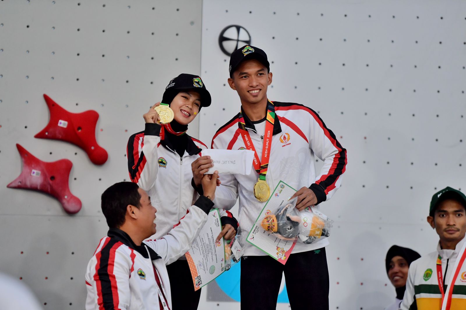 Pasangan Alfian Muhammad Fajri-Berthdigna Devi Surya Kusuma mempersembahkan emas ketiga Jawa Tengah (Jateng) dalam PON XXI Aceh-Sumut 2024 di cabang olahraga (cabor) panjat tebing nomor speed classic tim campuran. (foto:andre/kemenpora.go.id)