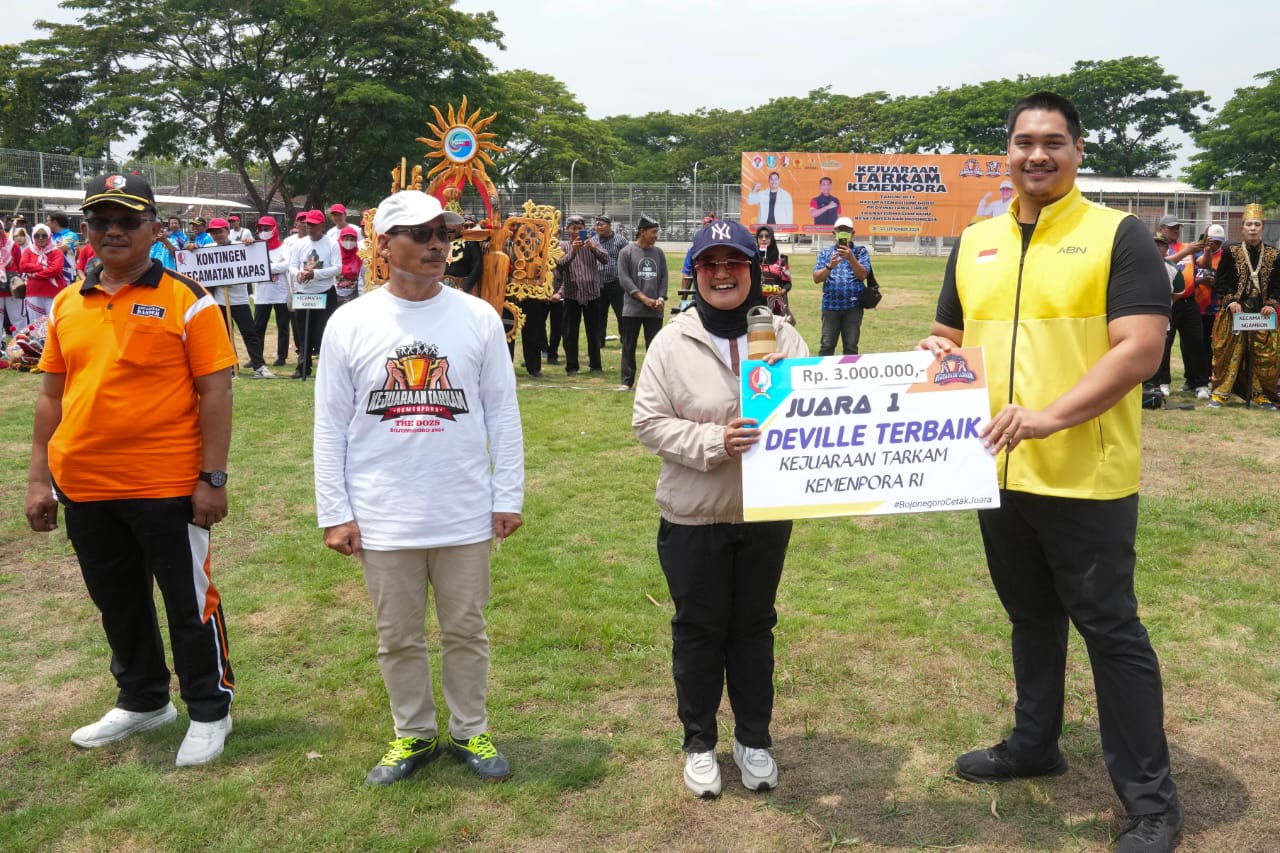 Menteri Pemuda dan Olahraga Republik Indonesia (Menpora RI) Dito Ariotedjo membuka Kejuaraan Antar Kampung (Tarkam) dan Komunitas Fest Kemenpora Tahun 2024 di Lapangan Sepak Bola Dozs Dolokgede, Bojonegoro, Jawa Timur, Minggu (22/9) pagi.(foto:egan/kemenp
