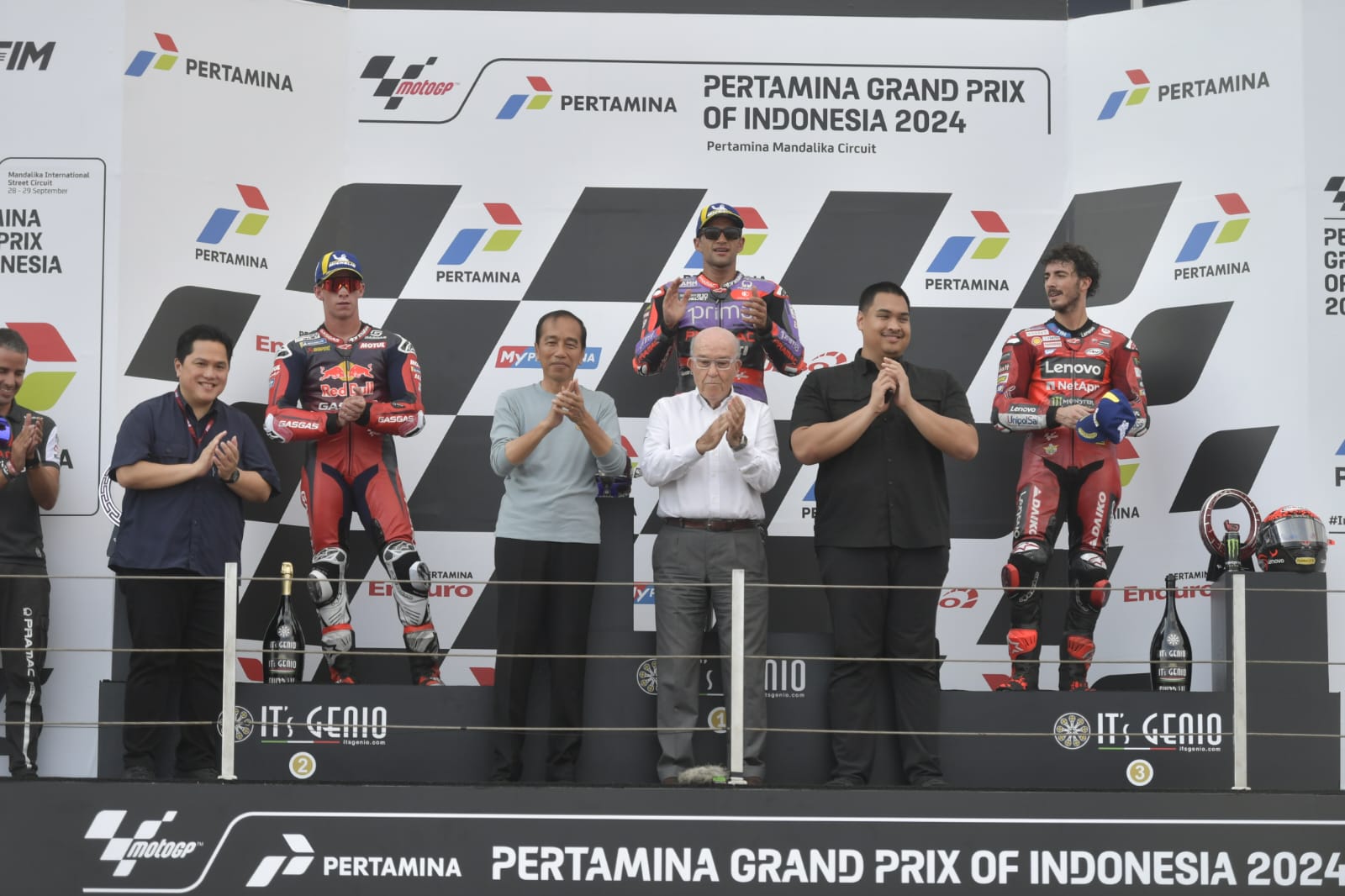 Menteri Pemuda dan Olahraga (Menpora) RI Dito Ariotrdjo ikut mendampingi Presiden Joko Widodo menyaksikan perhelatan MotoGP Mandalika 2024 di Sirkuit Mandalika, Minggu (29/9) siang. (foto:bagus/kemenpora.go.id)