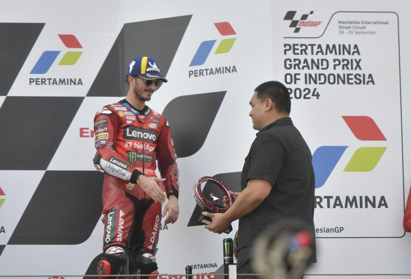 Menteri Pemuda dan Olahraga Republik Indonesia (Menpora RI) Dito Ariotedjo mendapat kesempatan menyerahkan trophy juara ketiga yang diraih pembalap Ducati, Francesco Bagnaia di Sirkuit Mandalika Minggu (29/9) sore. (foto:bagus/kemenpora.go.id)