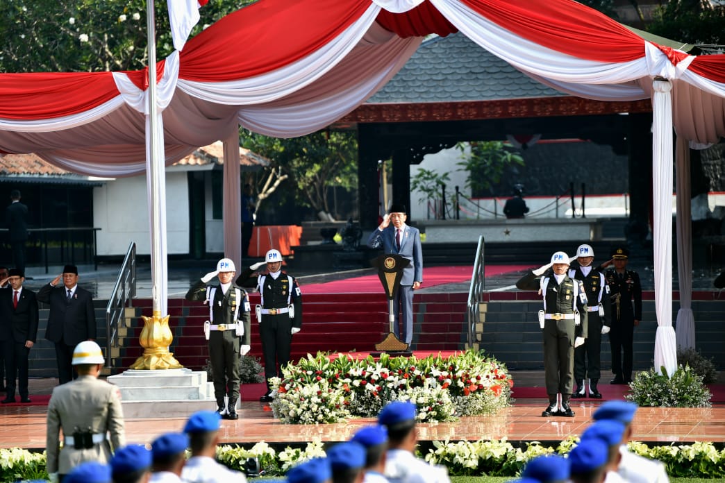 Presiden Joko Widodo bertindak sebagai Inspektur Upacara pada Upacara Peringatan Hari Kesaktian Pancasila Tahun 2024 yang dipusatkan di Monumen Pancasila Sakti, Lubang Buaya, Jakarta, Selasa (1/10).(foto:andre/kemenpora.go.id)