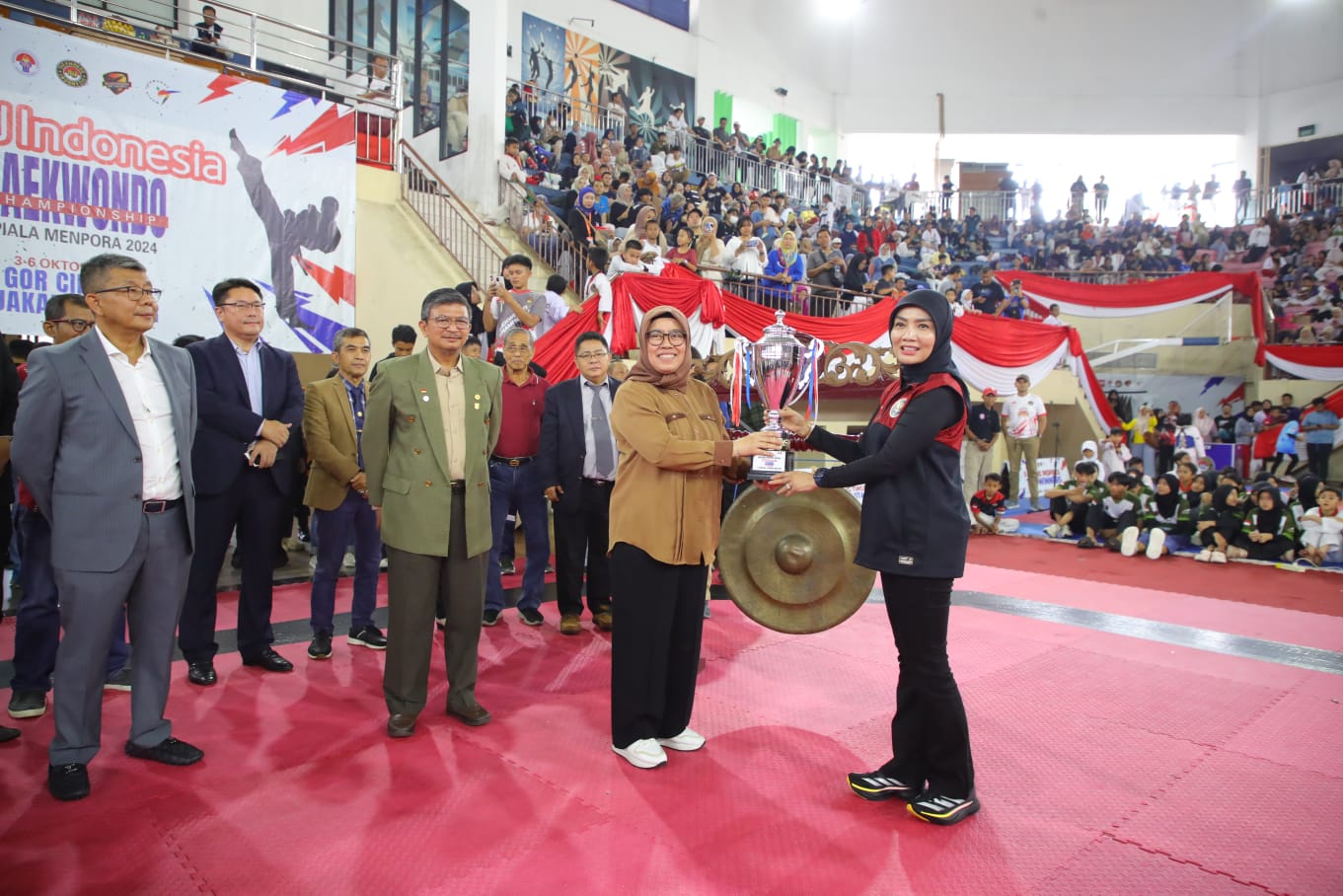 Pelaksana Harian (Plh) Deputi 3 Bidang Pembudayaan Olahraga Kemenpora RI Sri Wahyuni mewakili Menpora Dito Ariotedjo membuka CNN Indonesia Taekwondo Championship Piala Menpora 2024 di Gelanggang Olahraga (Gor) Ciracas, Jakarta Timur, Sabtu (5/1) siang.(fo