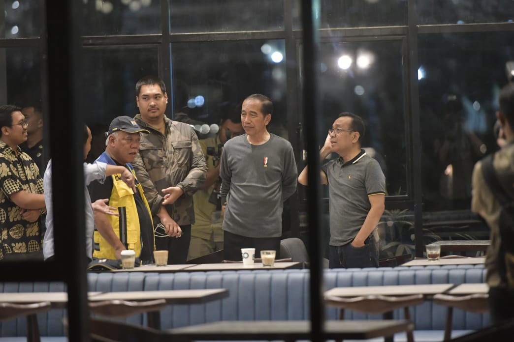 Menteri Pemuda dan Olahraga Republik Indonesia (Menpora RI) Dito Ariotedjo, menyambut Presiden Joko Widodo di depan Istana Garuda, Ibu Kota Negara (IKN) Nusantara, Jl. Merdeka, Penajam Paser Utara, Kalimantan Timur, Sabtu (5/10) malam.(foto:bagus/kemenpor