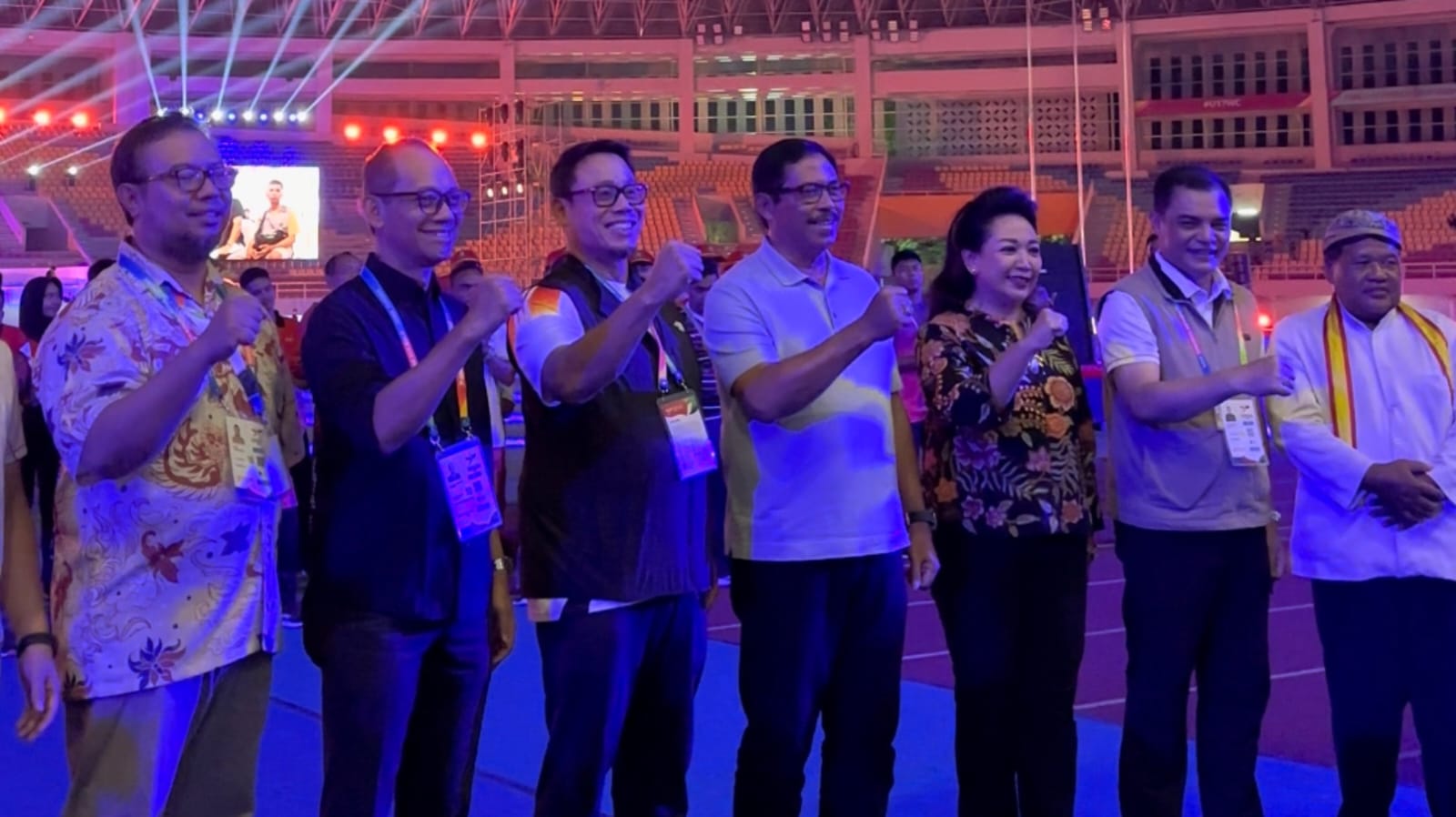 Suasana Stadion Manahan Surakarta, Jawa Tengah,  dipenuhi oleh berbagai orang yang terlibat dalam pelaksanaan gladi bersih upacara pembukaan Pekan Paralimpik Nasional (Peparnas) XVII Solo 2024, Sabtu (5/10) malam. (foto:egan/kemenpora.go.id)