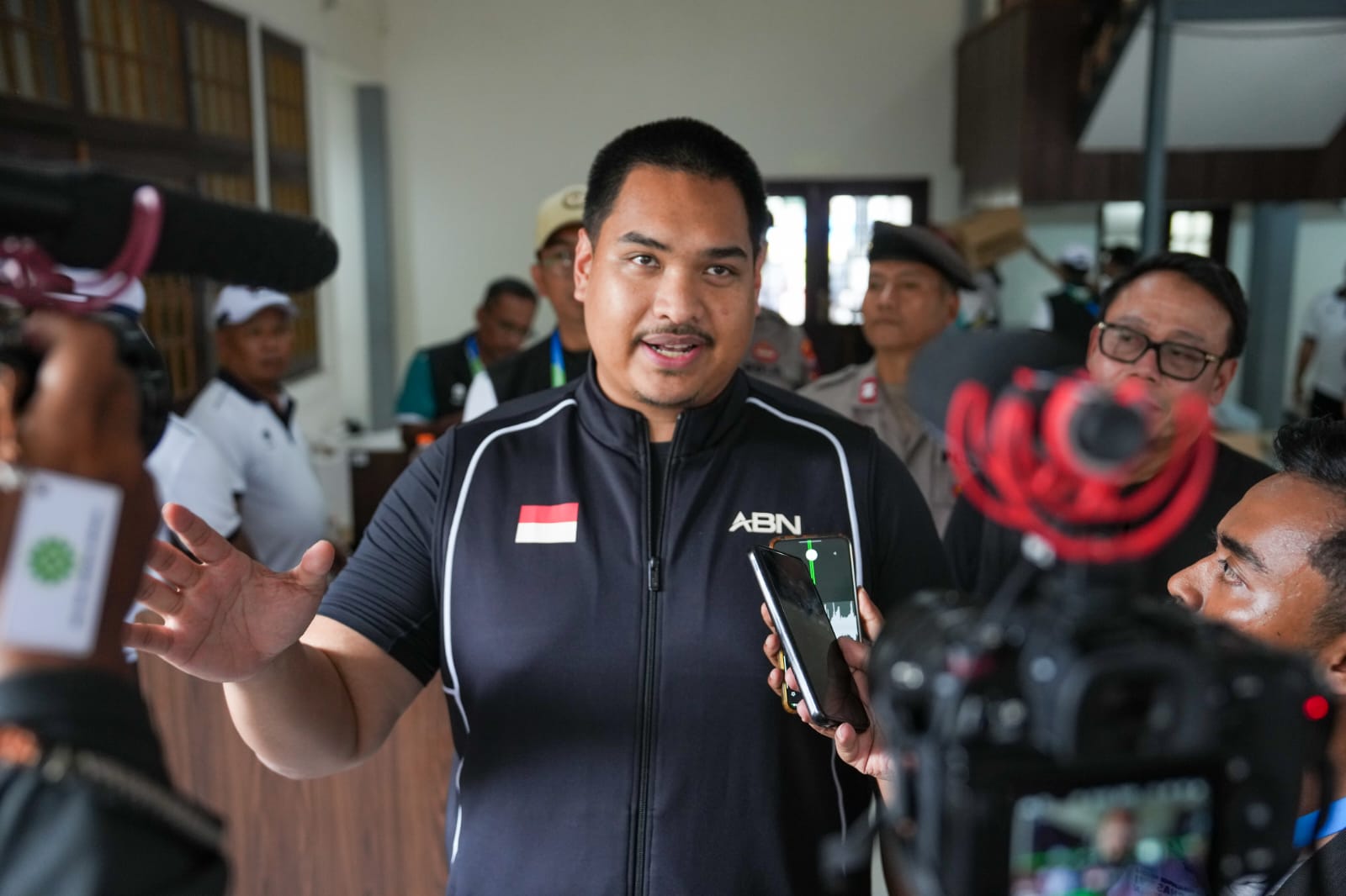 Menteri Pemuda dan Olahraga Republik Indonesia (Menpora RI) Dito Ariotedjo senang cabang olahraga E-Sport dipertandingkan di ajang Paralimpik Nasional (Peparnas) XVII Solo 2024 di Hotel Adhiwangsa, Solo, Senin (7/10).(foto:egan/kemenpora.go.id)