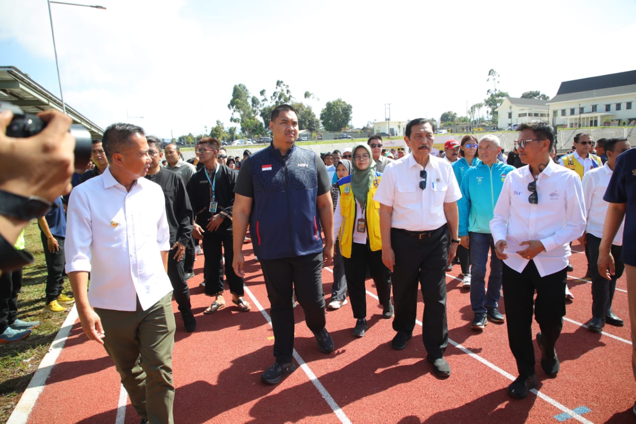 Menteri Pemuda dan Olahraga Republik Indonesia (Menpora RI) Dito Ariotedjo, bersama Ketua Umum Pengurus Besar Persatuan Atletik Seluruh Indonesia (PB PASI), Luhut Binsar Pandjaitan, meresmikan Pusat Pelatihan Atletik PB PASI di Pangalengan, Jawa Barat, Ka