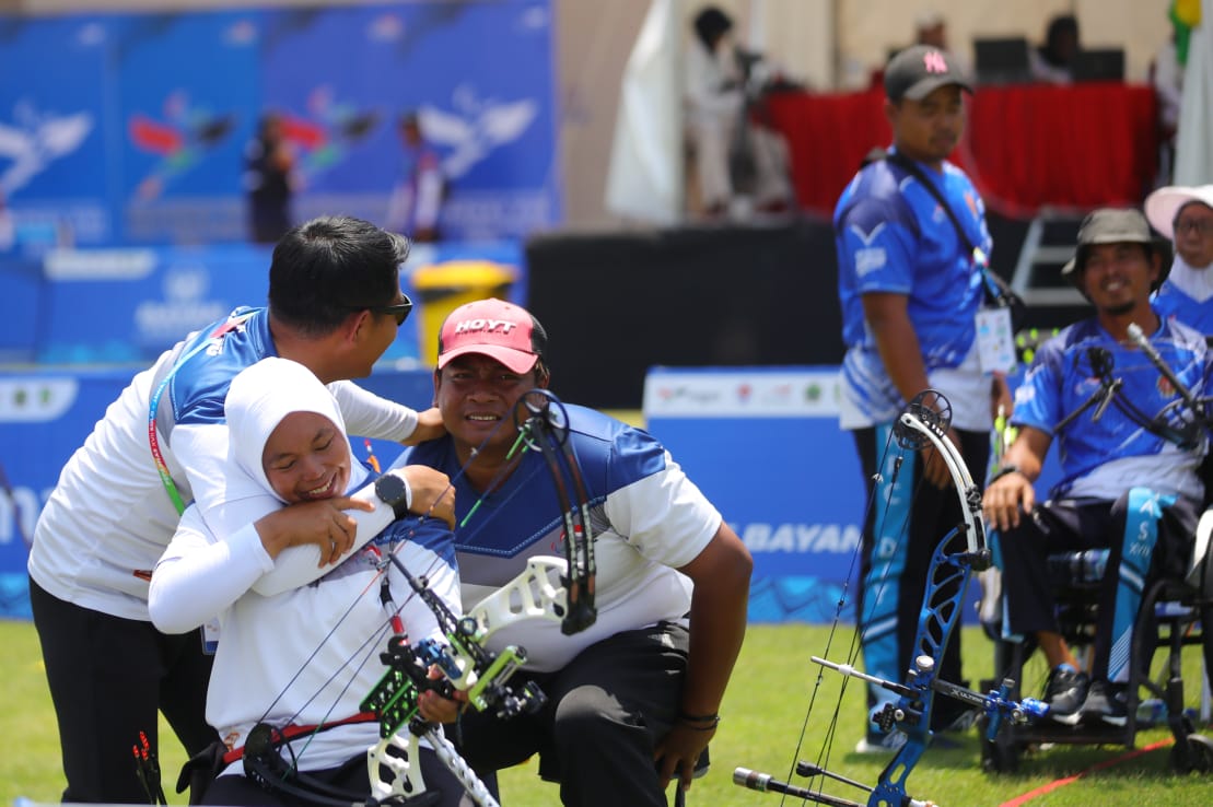 Pasangan Sumiarti/Tri Nur Solichin menyumbang satu medali emas untuk Jawa Tengah lewat cabang olahraga para panahan dalam Pekan Paralimpiade Nasional (Peparnas) XVII 2024 di Lapangan Kota Barat, Surakarta, Jawa Tengah, Sabtu (12/10) pagi.(foto:herry/kemen