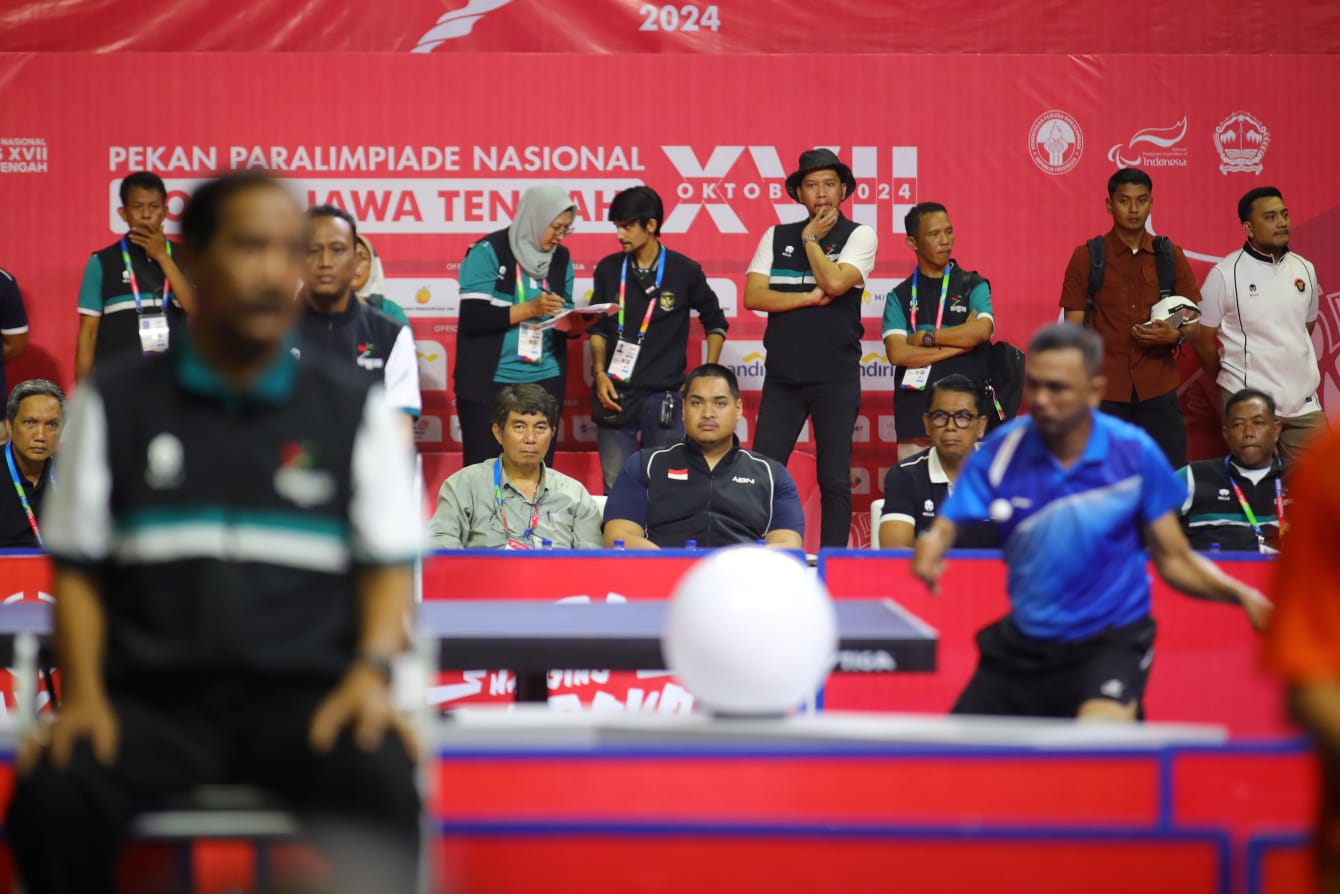 Dukungan semangat diberikan Menteri Pemuda dan Olahraga Republik Indonesia (Menpora RI) Dito Ariotedjo kepada para atlet yang sedang bertanding di ajang Pekan Paralimpik Nasional (Peparnas) XVII Solo 2024.(foto:herry/kemenpora.go.id)