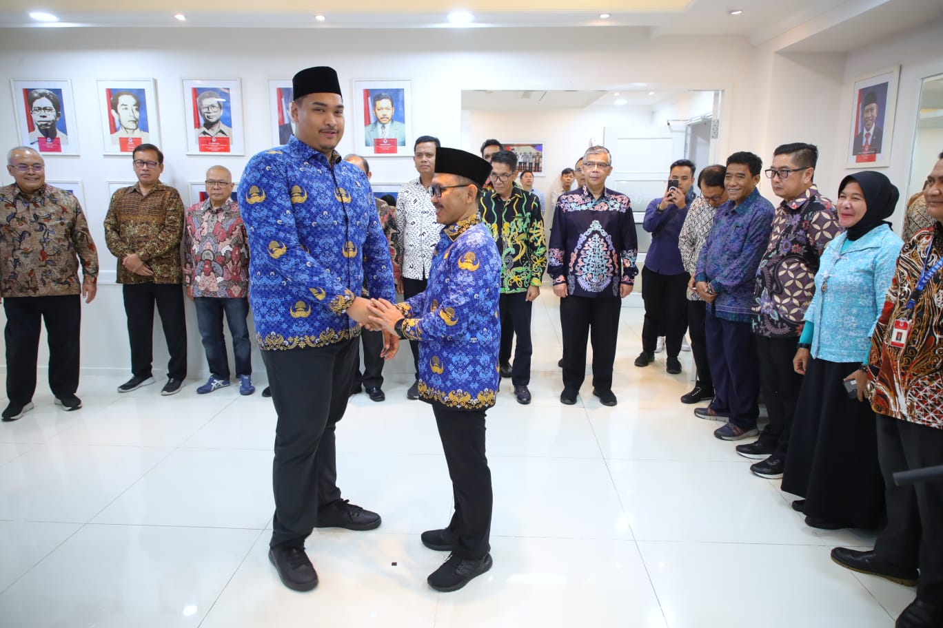 Menteri Pemuda dan Olahraga Republik Indonesia (Menpora RI) Dito Ariotedjo melantik Dwijayanto Sarosa Putera sebagai Analis Kebijakan Ahli Utama Kemenpora. Menpora Dito meminta Dwijayanto menjalankan tugas dengan penuh tanggung jawab. (foto:herry/kemenpor