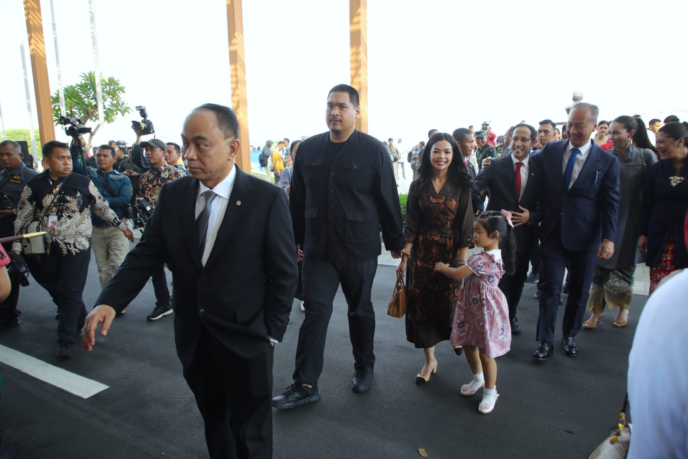 Menteri Pemuda dan Olahraga (Menpora) RI Dito Ariotedjo ikut melepas keberangkatan Presiden RI ke-7 Joko Widodo (Jokowi) beserta istri di Pangkalan TNI AU Halim Perdanakusuma, Jakarta Timur (Jaktim), Minggu (20/10) sore. Presiden Jokowi berangkat kembali 