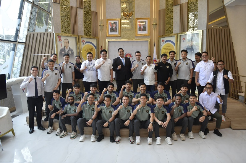 Menteri Pemuda dan Olahraga (Menpora) RI Dito Ariotedjo menerima sekaligus melepas Tim Nasional (Timnas) Futsal U16 di Media Center, Graha Kemenpora, Senin (21/10) siang. Kedatangan Timnas ini untuk menghadap sebelum keberangkatan mengikuti Kejuaraan Futs