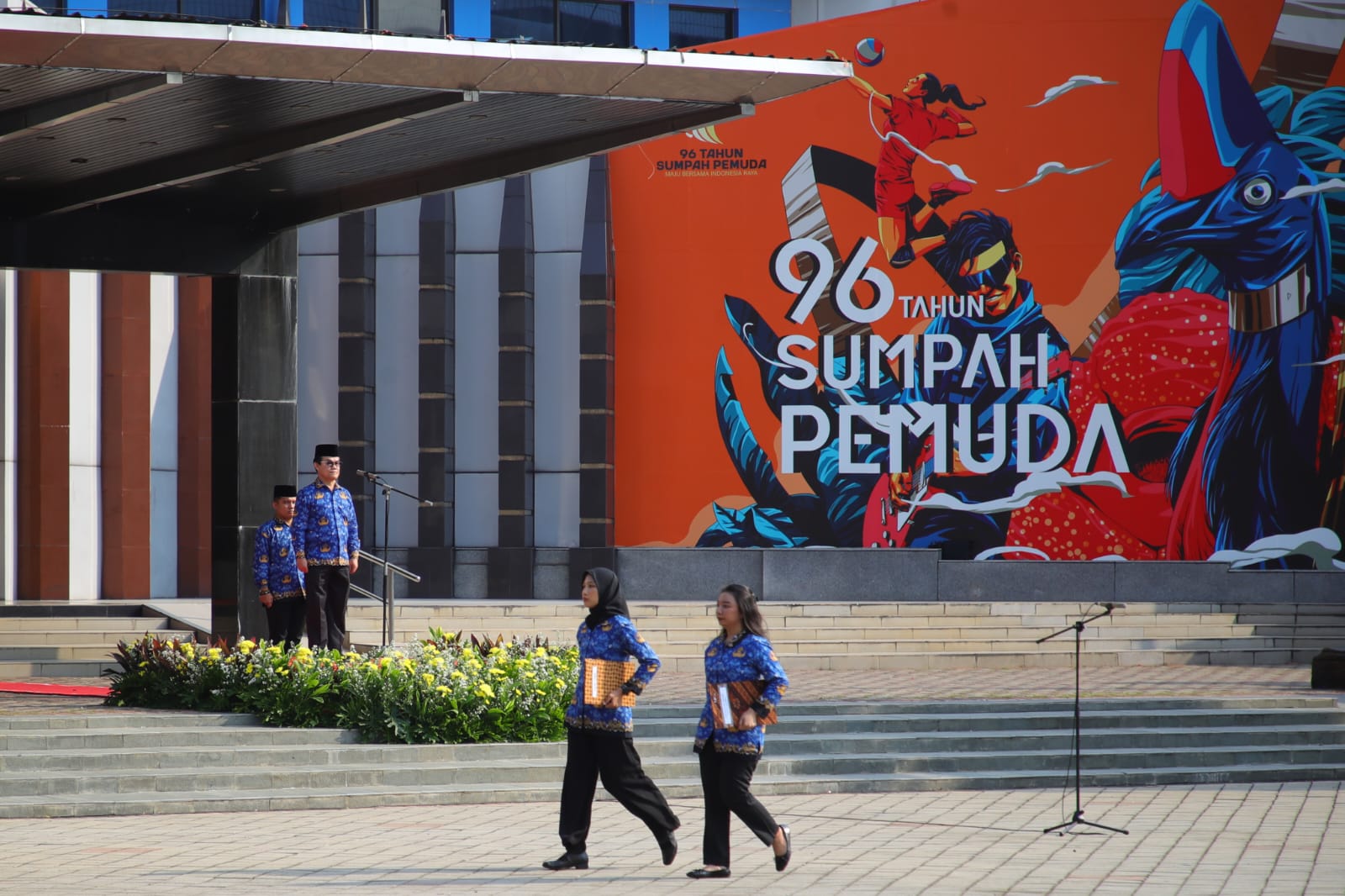 Kementerian Pemuda dan Olahraga (Kemenpora) RI menggelar upacara peringatan Hari Sumpah Pemuda (HSP) Ke-96, Senin (28/10) pagi. Mewakili Menpora Dito Ariotedjo, Staf Ahli Bidang Inovasi Kepemudaan dan Keolahragaan Kemenpora Yohan bertindak sebagai pembina