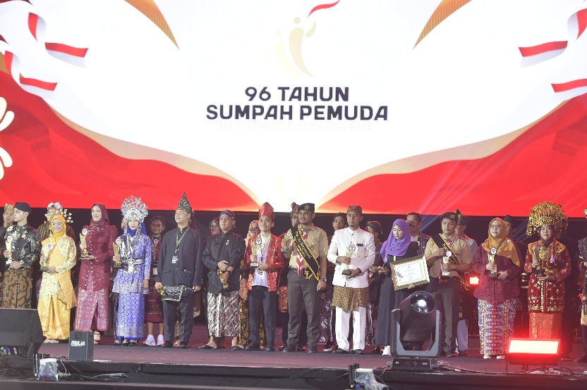 Puncak perayaan Hari Sumpah Pemuda (HSP) Ke-96 tahun 2024 menjadi moment berharga bagi Kementerian Pemuda dan Olahraga Republik Indonesia (Kemenpora RI) untuk memberikan penghargaan kepada pemuda dam pemudi yang berprestasi dalam berbagai bidang.(foto:bag