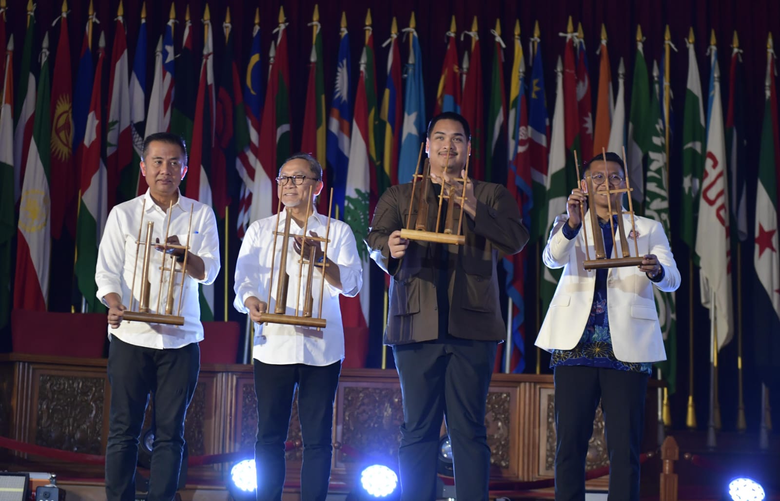 Menteri Pemuda dan Olahraga Republik Indonesia (Menpora RI) Dito Ariotedjo menghadiri pembukaan Rapat Koordinasi Nasional (Rakornas) Kesatuan Mahasiswa Hindu Dharma Indonesia (KMHDI) di Gedung Merdeka, Bandung, Jawa Barat, Kamis (31/10).(foto:bagus/kemenp