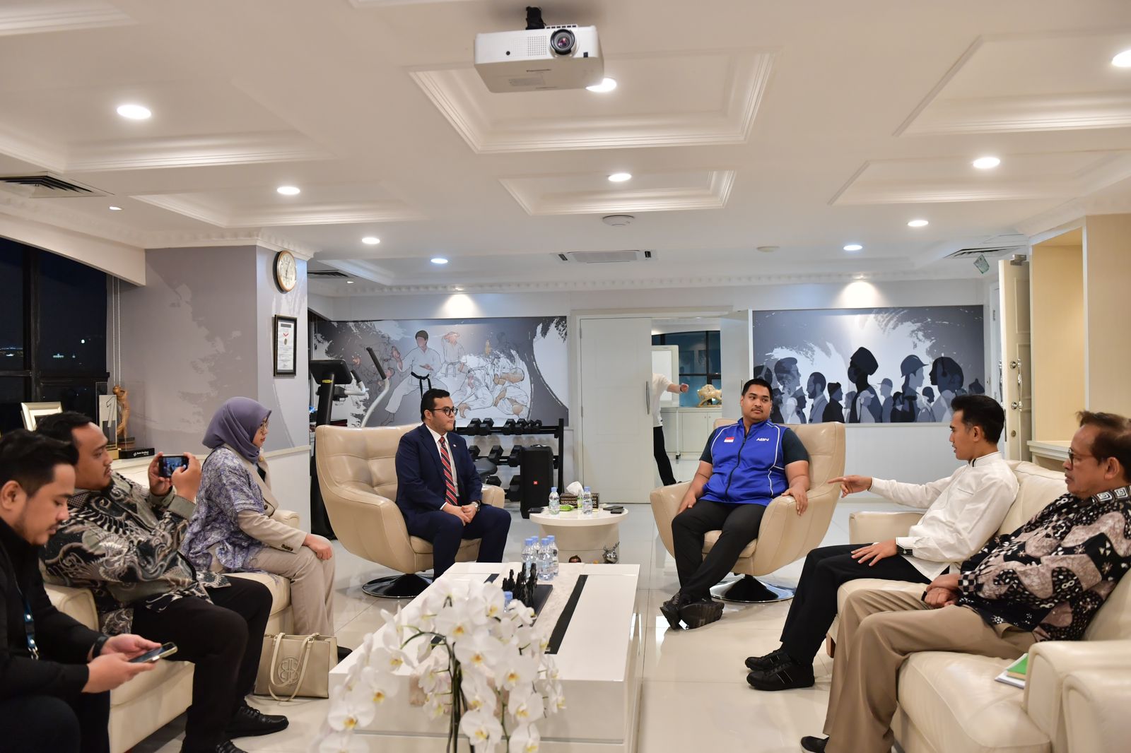 Menteri Pemuda dan Olahraga Republik Indonesia (Menpora RI) Dito Ariotedjo, menerima kunjungan Presiden Majlis Belia Malaysia (MBM) Mohd Izzat Afifi yang hadir bersama Staf Khusus Presiden MBM Khairudin serta didampingi pula Presiden OIC Youth Indonesia A