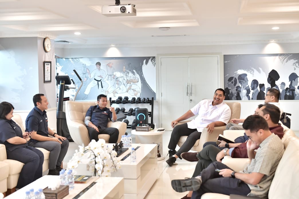 Menteri Pemuda dan Olahraga Republik Indonesia (Menpora RI) Dito Ariotedjo, menerima audiensi founder sekaligus CEO Developmental Basketball League (DBL) Indonesia Azrul Ananda, yang hadir bersama Vice Director DBL Yondang Tubangkit dan Sr Mgr DBL Astrid 