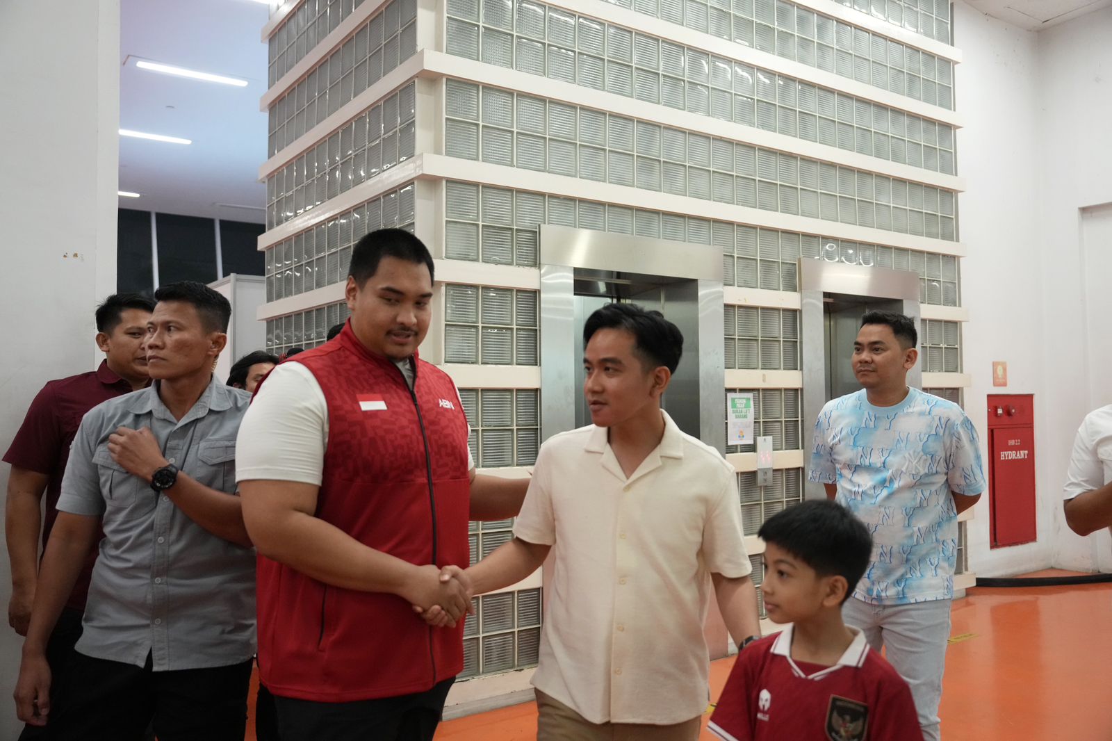 Menteri Pemuda dan Olahraga Republik Indonesia (Menpora RI) Dito Ariotedjo mendampingi Wakil Presiden Gibran Rakabuming Raka menyaksikan pertandingan Timnas Indonesia kontra Timnas Jepang.(foto:andre/ kemenpora.go.id)