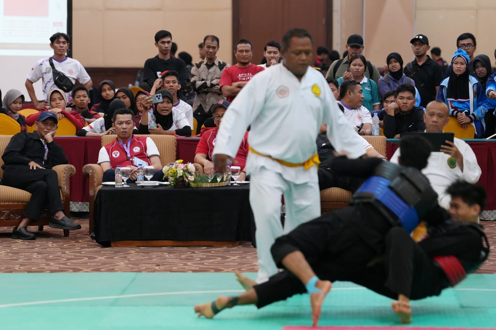 Wakil Menteri Pemuda dan Olahraga Republik Indonesia (Wamenpora RI) Taufik Hidayat menyerahkan medali kepada para juara cabang olahraga (cabor) pencak silat Pra Pekan Olahraga Pelajar Nasional (Pra Popnas) 2024, Zona II, di Dwangsa Lorin Hotel, Kota Surak