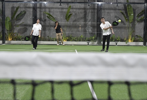 Wakil Menteri Pemuda dan Olahraga Republik Indonesia (Wamenpora RI), Taufik Hidayat, meresmikan lapangan olahraga Seven Padel di Margasatwa, Jagakarsa, Jakarta Selatan, Minggu (1/12) malam.(foto:bagus/kemenpora.go.id)