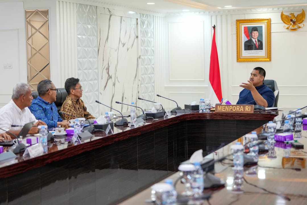 Menteri Pemuda dan Olahraga Republik Indonesia (Menpora RI) Dito Ariotedjo menerima Pengurus Besar Persatuan Atletik Seluruh Indonesia (PB PASI) di Kantor Kemenpora, Jakarta, Jumat (6/12). (foto:egan/kemenpora.go.id)