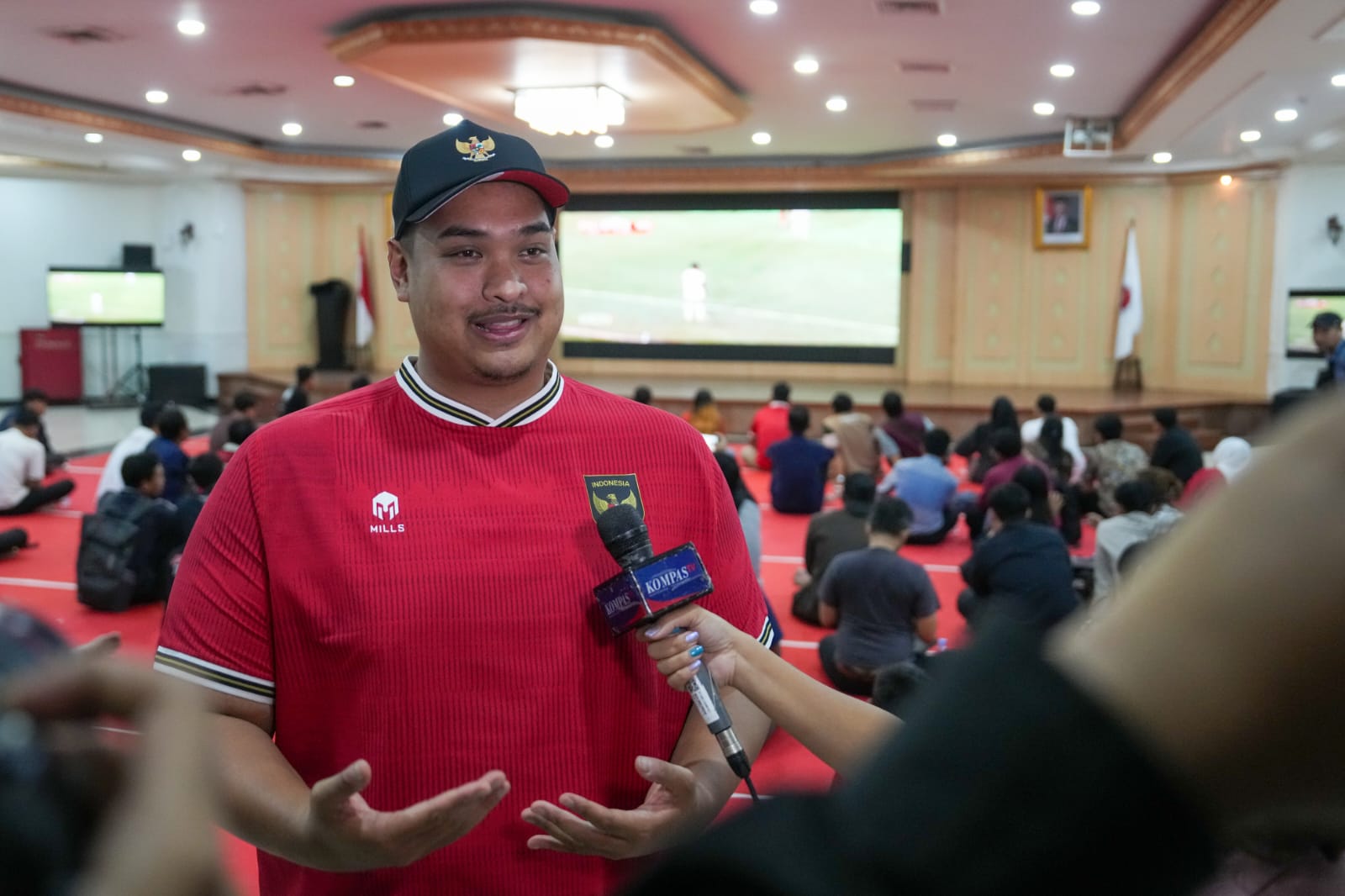Menteri Pemuda dan Olahraga Republik Indonesia (Menpora RI), Dito Ariotedjo, memberi dukungan kepada Tim Nasional Indonesia dengan nonton bareng (nobar) pertandingan ASEAN Mitsubishi Electric Cup (AMEC) 2024, yang  sebelumnya dikenal sebagai Piala AFF, di