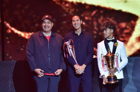 Menteri Pemuda dan Olahraga Republik Indonesia (Menpora RI) Dito Ariotedjo, hari Senin (9/12) malam menghadiri dan menyerahkan Piala pada acara Ikatan Motor Indonesia (IMI) Award 2023/2024 di The H Club SCBD, Jakarta. (foto:andre/kemenpora.go.id)