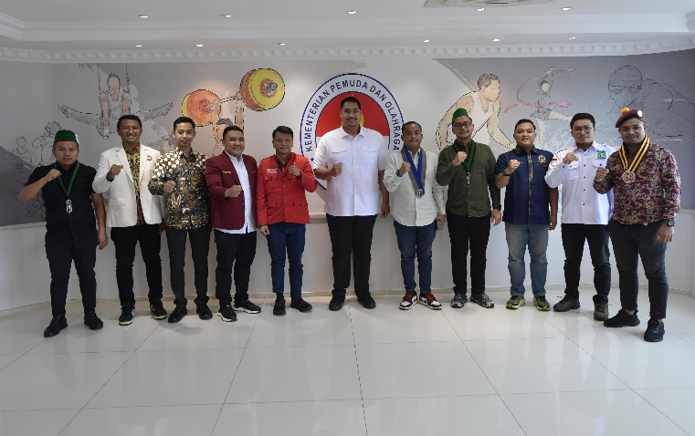 Menteri Pemuda dan Olahraga (Menpora) RI Dito Ariotedjo menerima audiensi para ketua umum (ketum) Cipayung Plus di Graha Kemenpora, Jalan Gerbang Pemuda Nomor 3, Senayan, Selasa (10/12/2024) pagi. Audiensi Cipayung Plus ini dipimpin Ketum PB Himpunan Maha