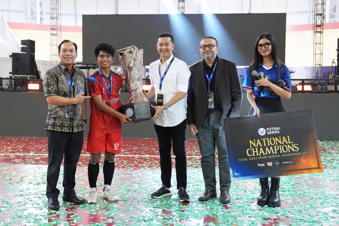 Wakil Menteri Pemuda dan Olahraga Republik Indonesia (Wamenpora RI) Taufik Hidayat menyerahkan piala utama kepada SMK Medika Samarinda setelah berhasil meraih  juara Grand National Championship Futsal Series 2024 di Jakarta International Velodrome, Jakart