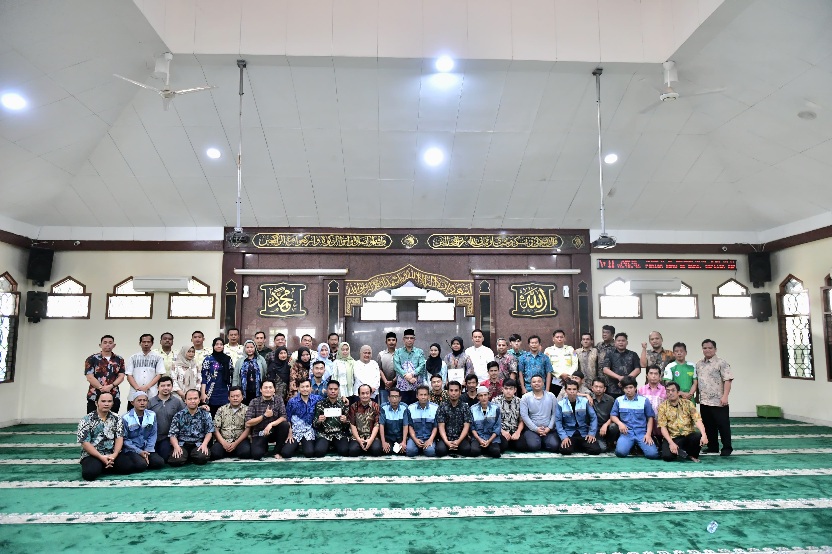 Kementerian Pemuda dan Olahraga Republik Indonesia (Kemenpora RI) menyalurkan santunan zakat sebesar Rp 34 juta untuk 68 orang penerima (mustahik) di lingkungan Kemenpora melalui Unit Pengumpul Zakat (UPZ) Baznas Kemenpora, Jumat (27/12) pagi di Masjid Pe