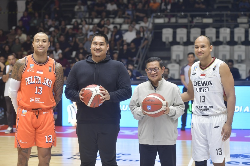 Menteri Pemuda dan Olahraga (Menpora) RI Dito Ariotedjo menghadiri laga pembukaan Indonesian Basketball League (IBL) Gopay Season 2025 antara Pelita Jaya Jakarta melawan Dewa United Banten, di Hall Basket Senayan, Kompleks Gelora Bung Karno (GBK), Sabtu (